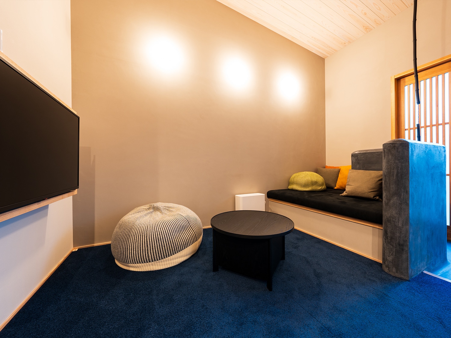 KUTSU: Guest room with open-air bath