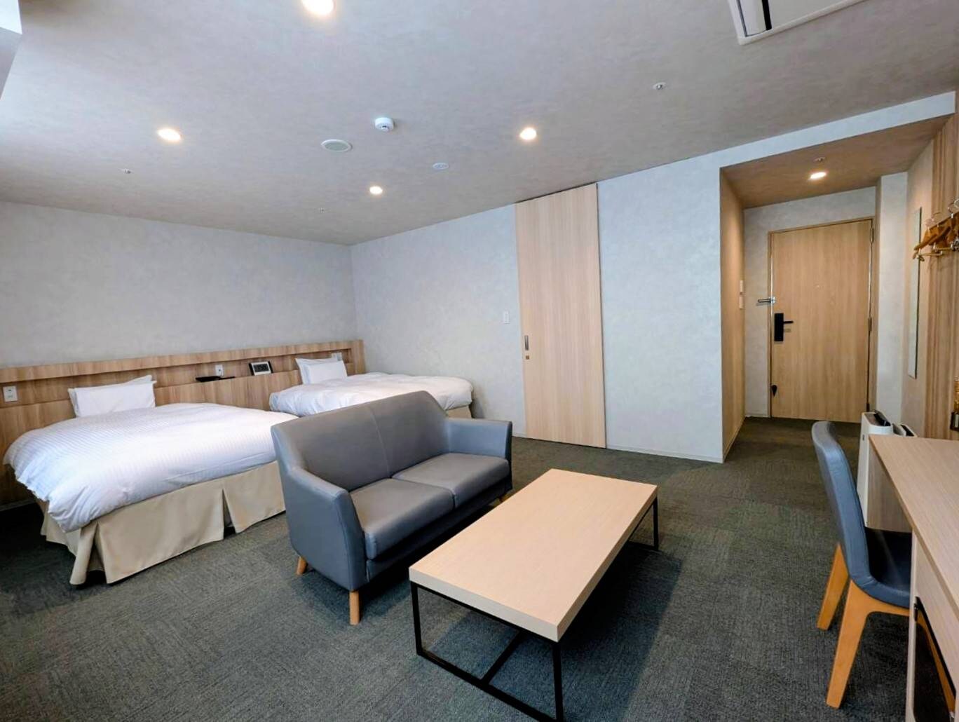 Kamar twin besar seluas 34 meter persegi untuk 2 orang.