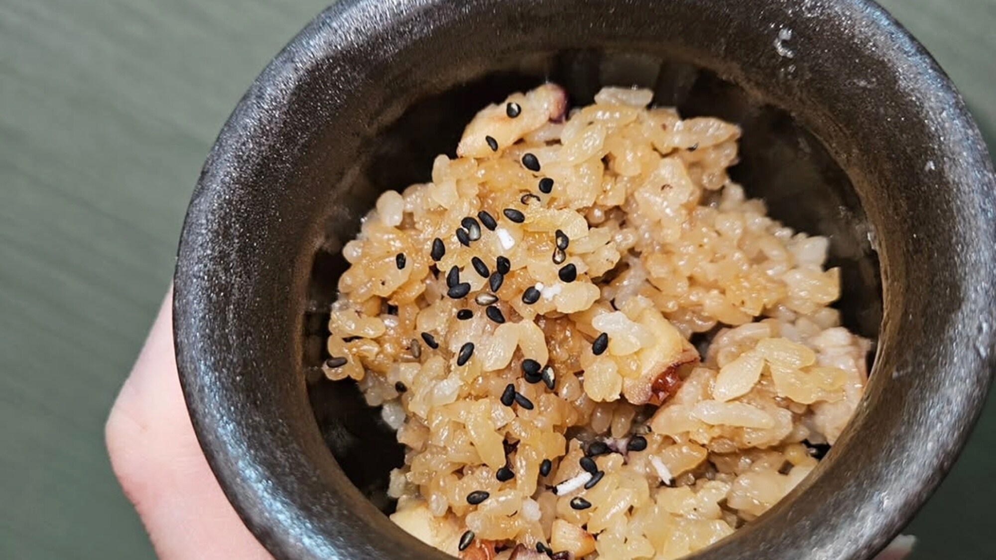 *店主引以为傲的章鱼饭是经过反复试验而制成的。