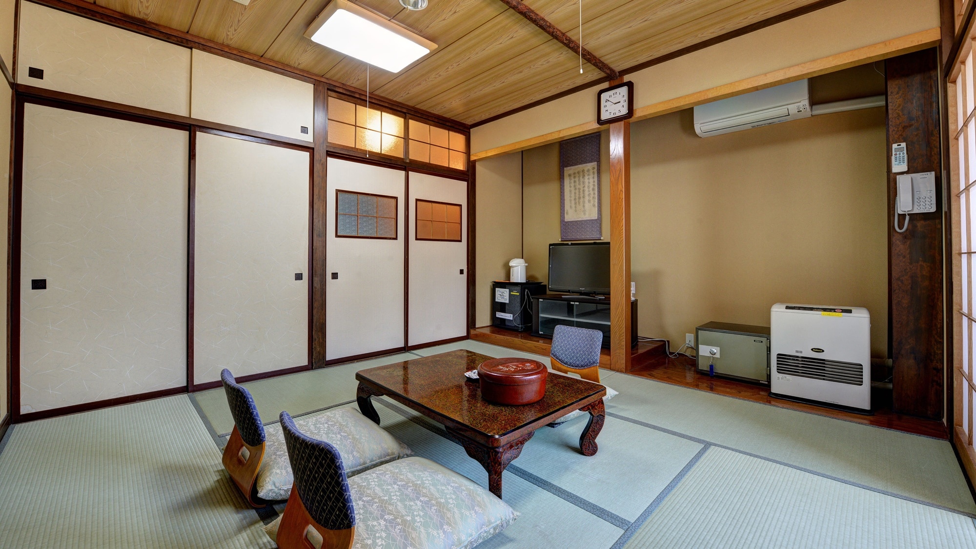 *[8 tatami Japanese-style room with special price] This room is available at a special price because the toilet is shared.