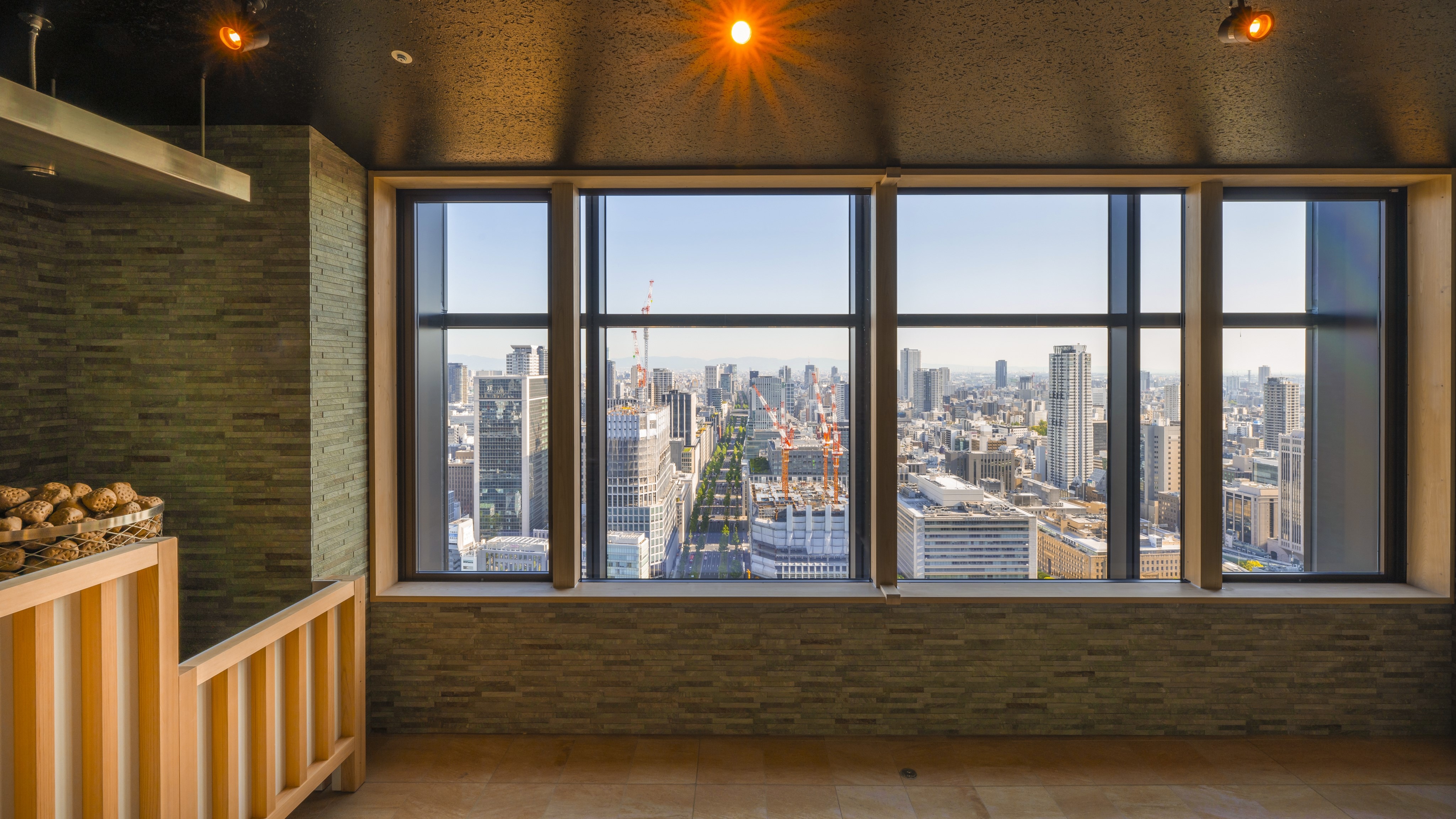 남성용 사우나 창문에서 미도스 지를 내려다