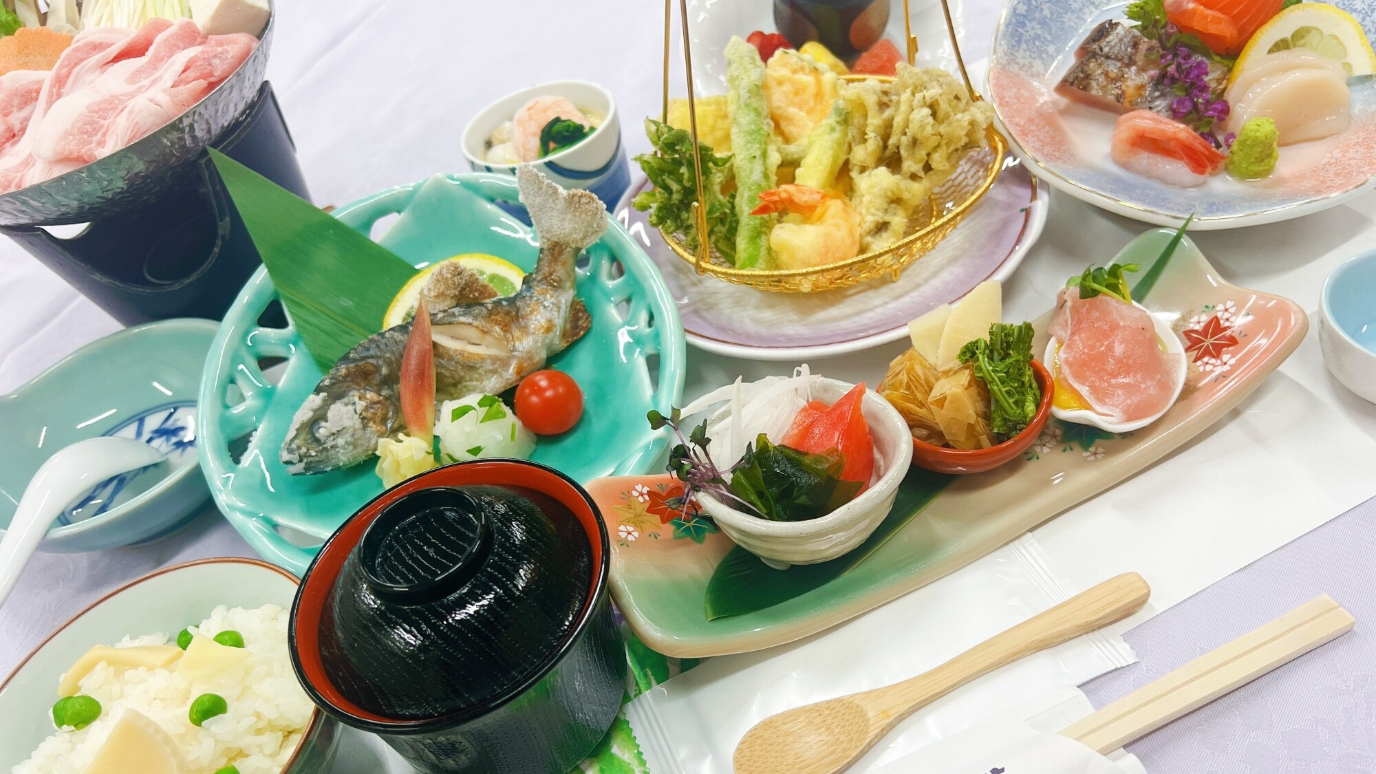 *[晚餐示例（日式怀石料理）] 主厨将精心挑选食材并根据季节准备菜单。