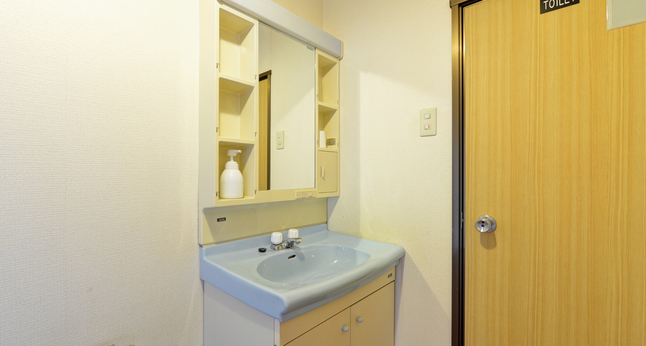 *Japanese-Western style room (example of guest room) / Room equipped with washbasin and shower toilet