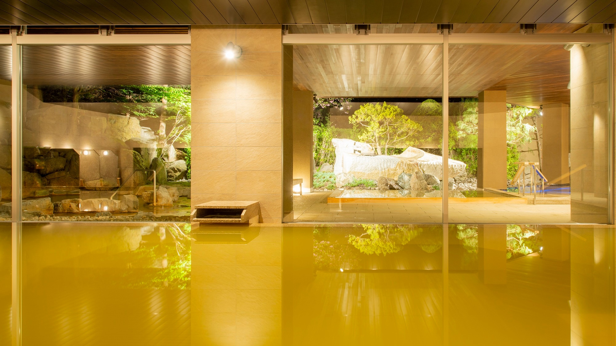 [月之湯] 映照庭園綠葉的室內浴池和可以眺望變幻景色的大浴場