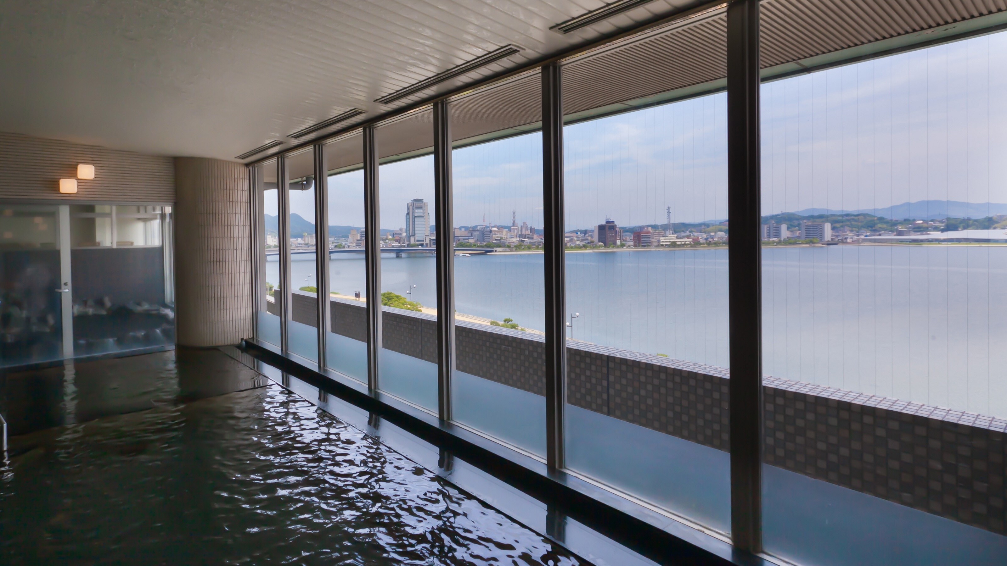 Pemandian air panas dengan pemandian umum besar yang menghadap ke Danau Shinji
