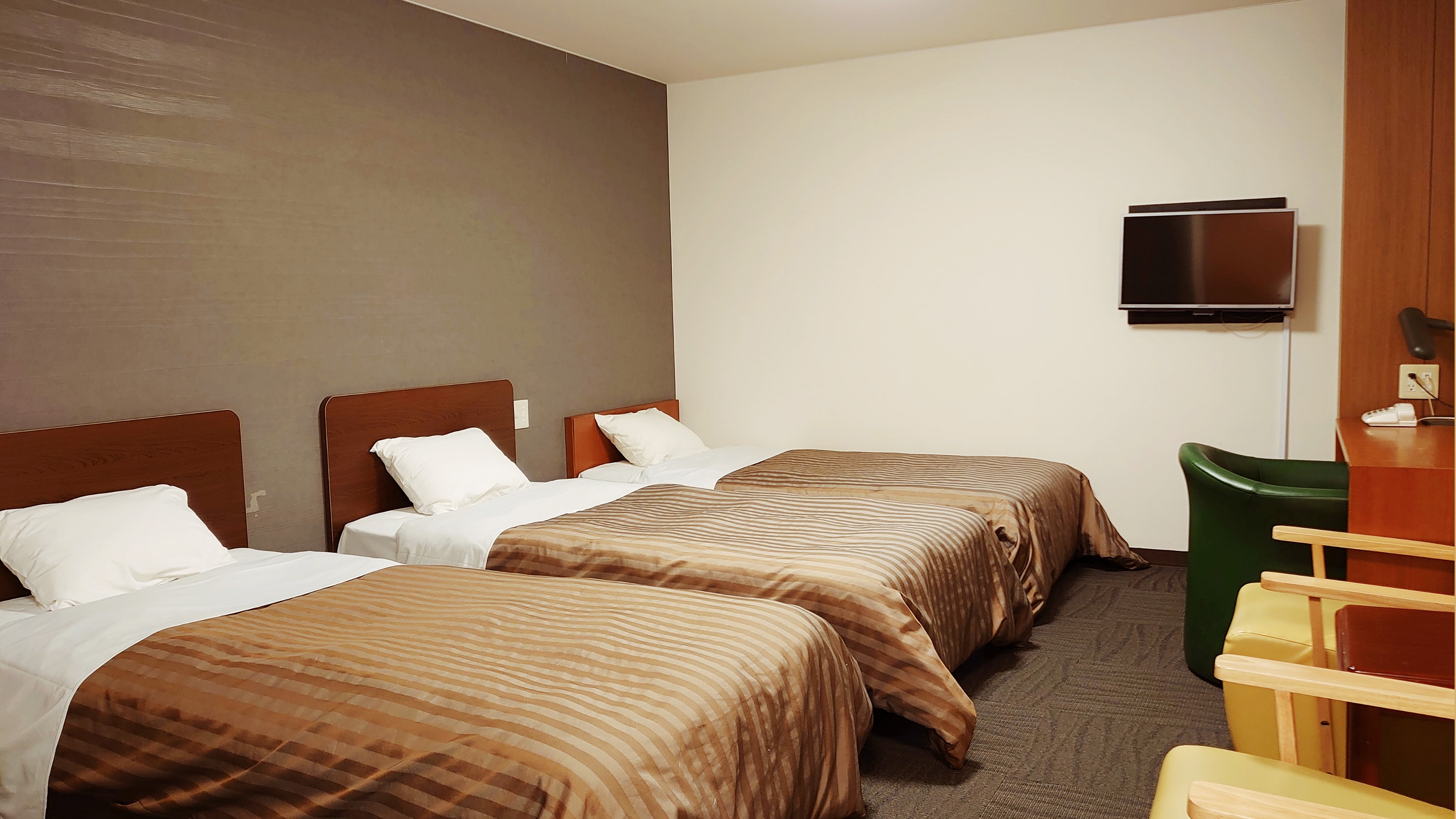 Western-style triple room (no view) - Example