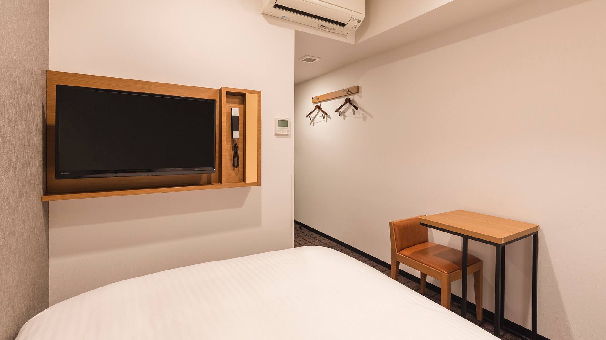 ・[Superior single] Simmons double bed (width 140 cm) is installed. You can also watch TV while lying down!