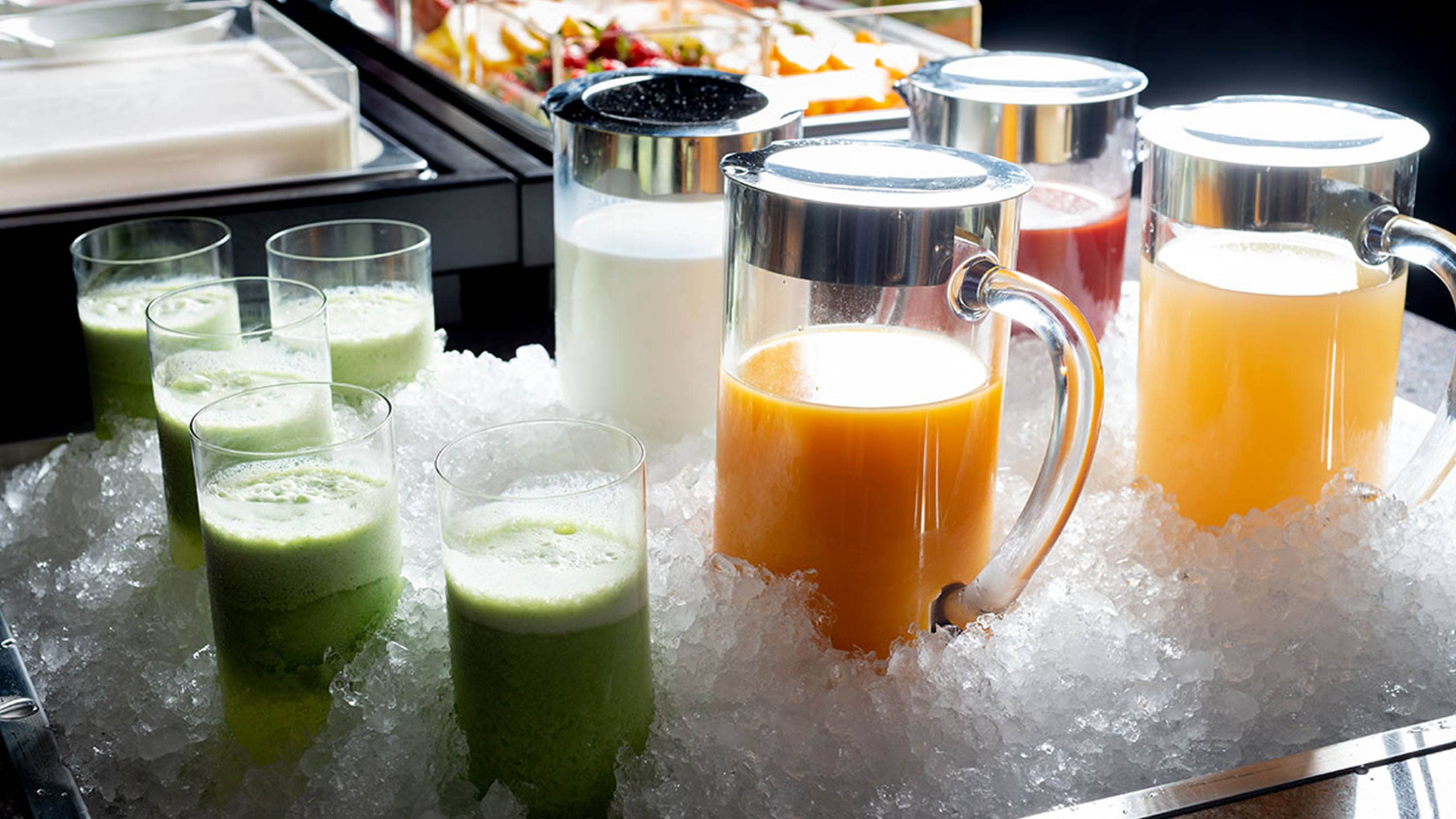 [Breakfast buffet] We have a wide variety of drinks available, including supplement drinks and tomato juice. (Image)