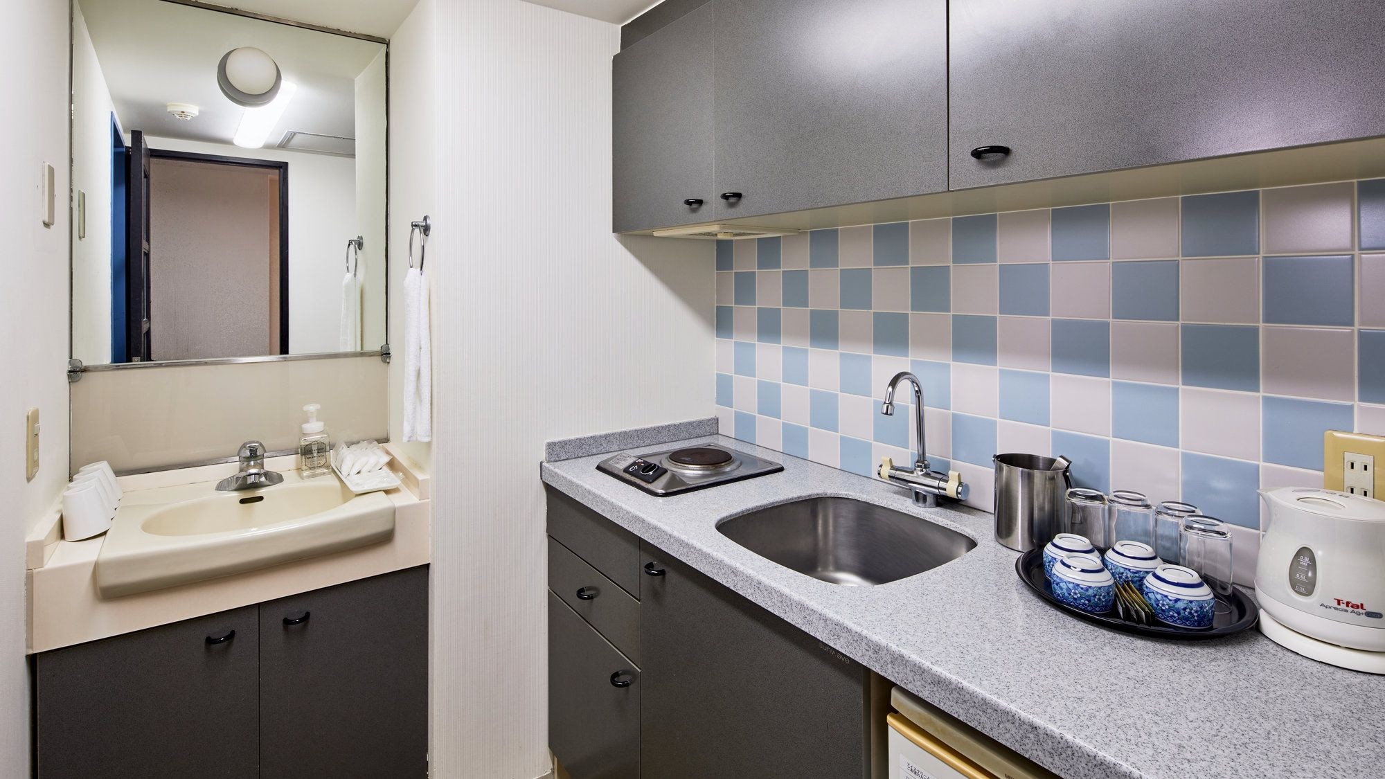 [Standard Family Room / Japanese/Western Style Room] Equipped with a convenient mini-kitchen. Perfect for preparing baby formula or snacks.