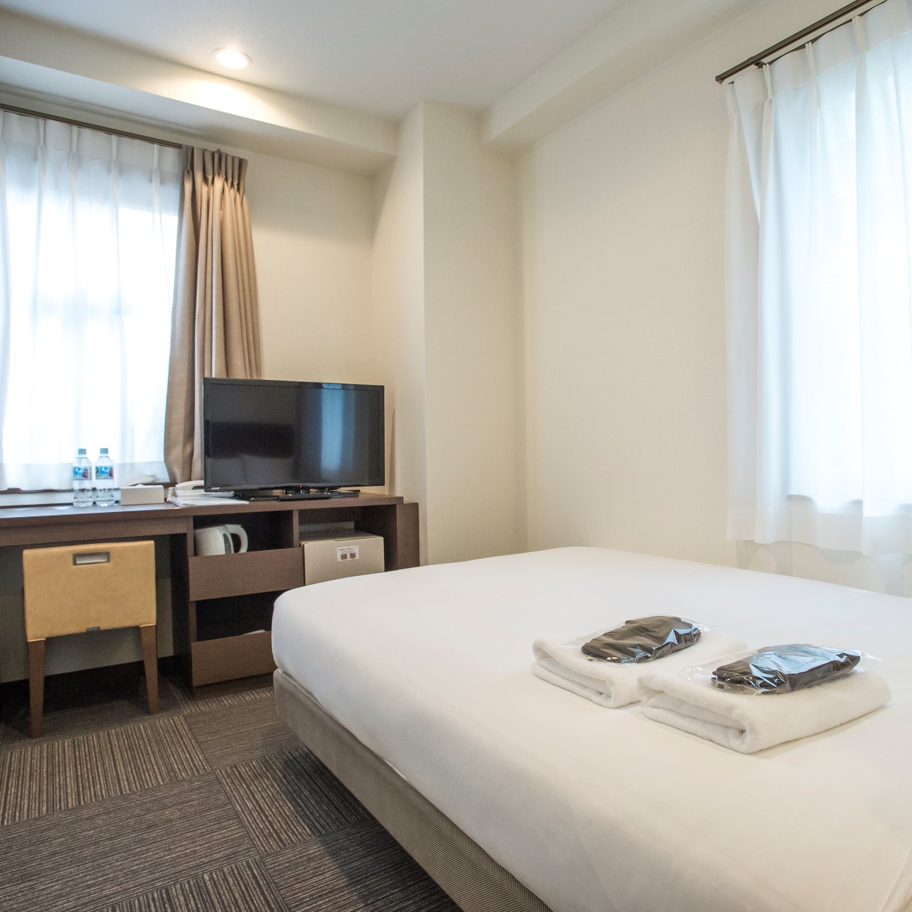 Economy Double Room (Semi-Double) Area 9㎡-10㎡ ・ All rooms are Simmons beds ♪ All rooms are equipped with washlets ♪