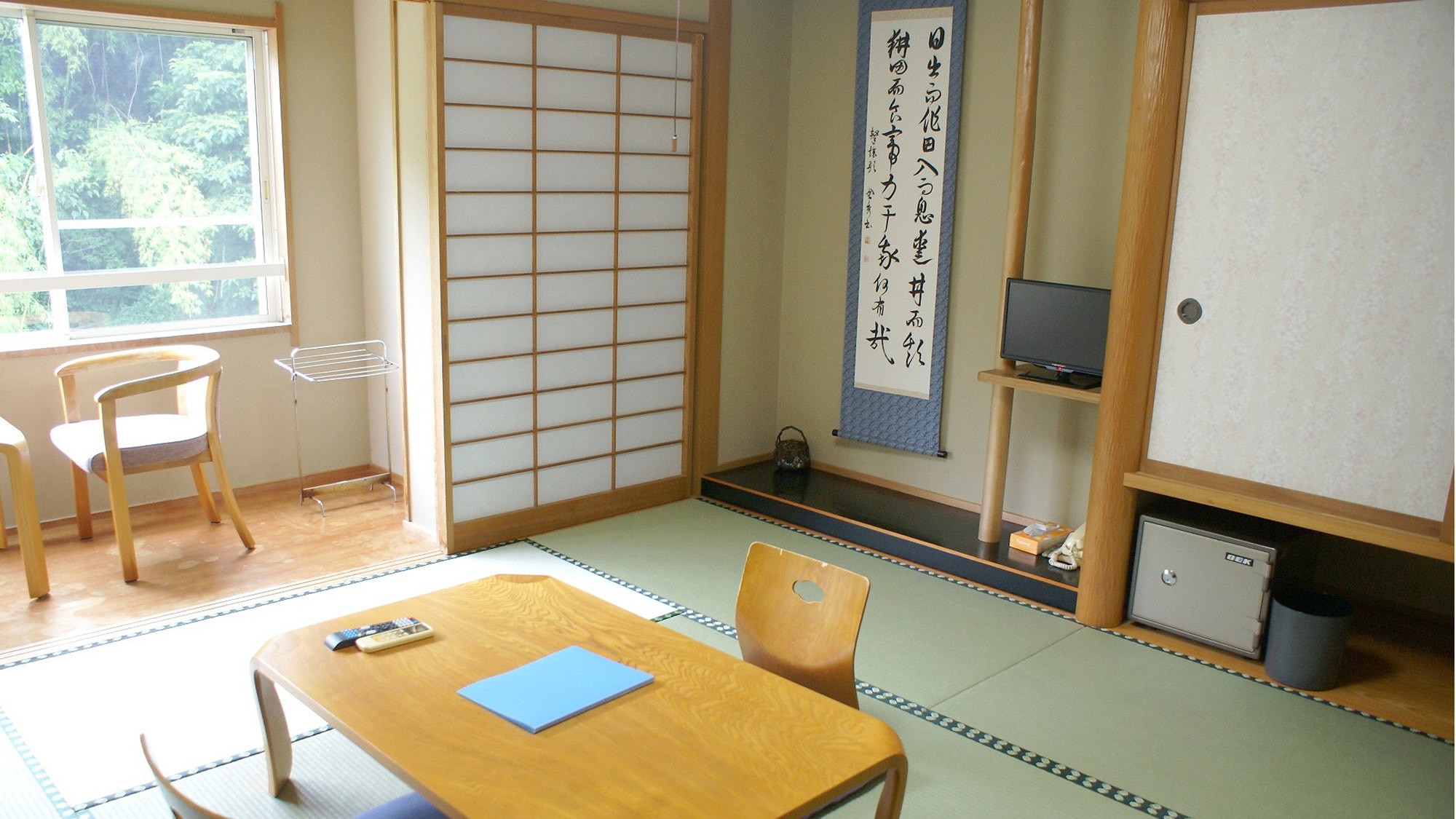 ・An example of a guest room that exudes a Japanese atmosphere