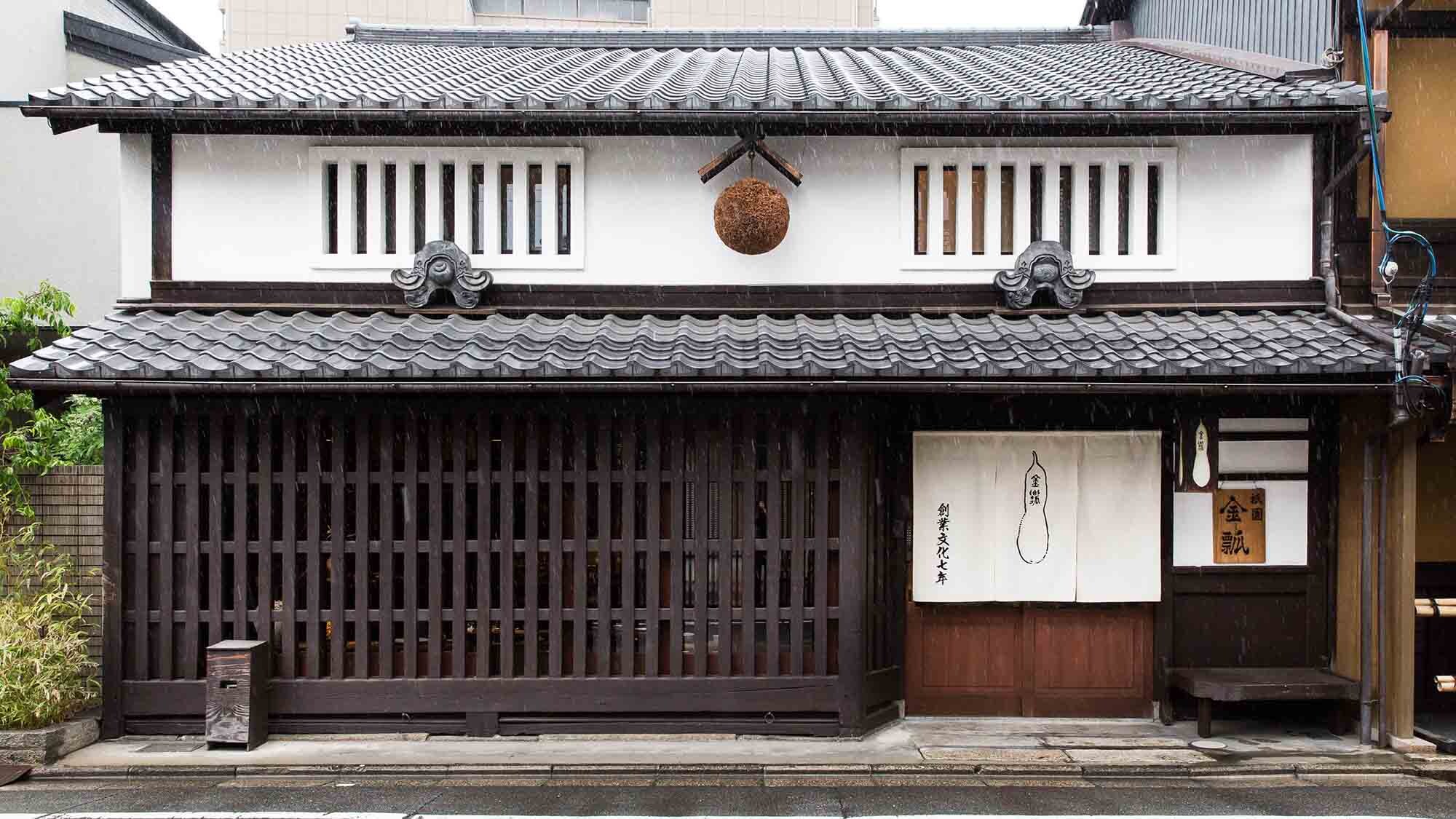 ・[外觀] 這棟建築是歷史悠久的清酒釀酒廠主樓的繼承者。
