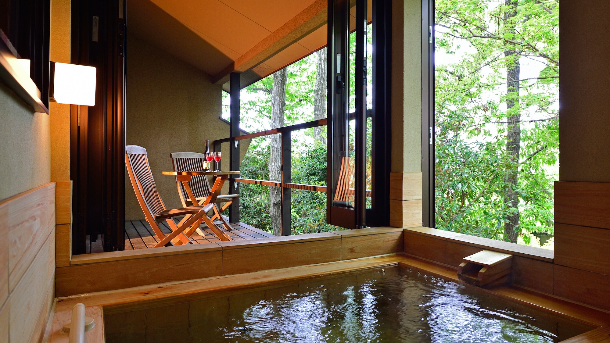 Semi-open-air bath in guest room (cypress)