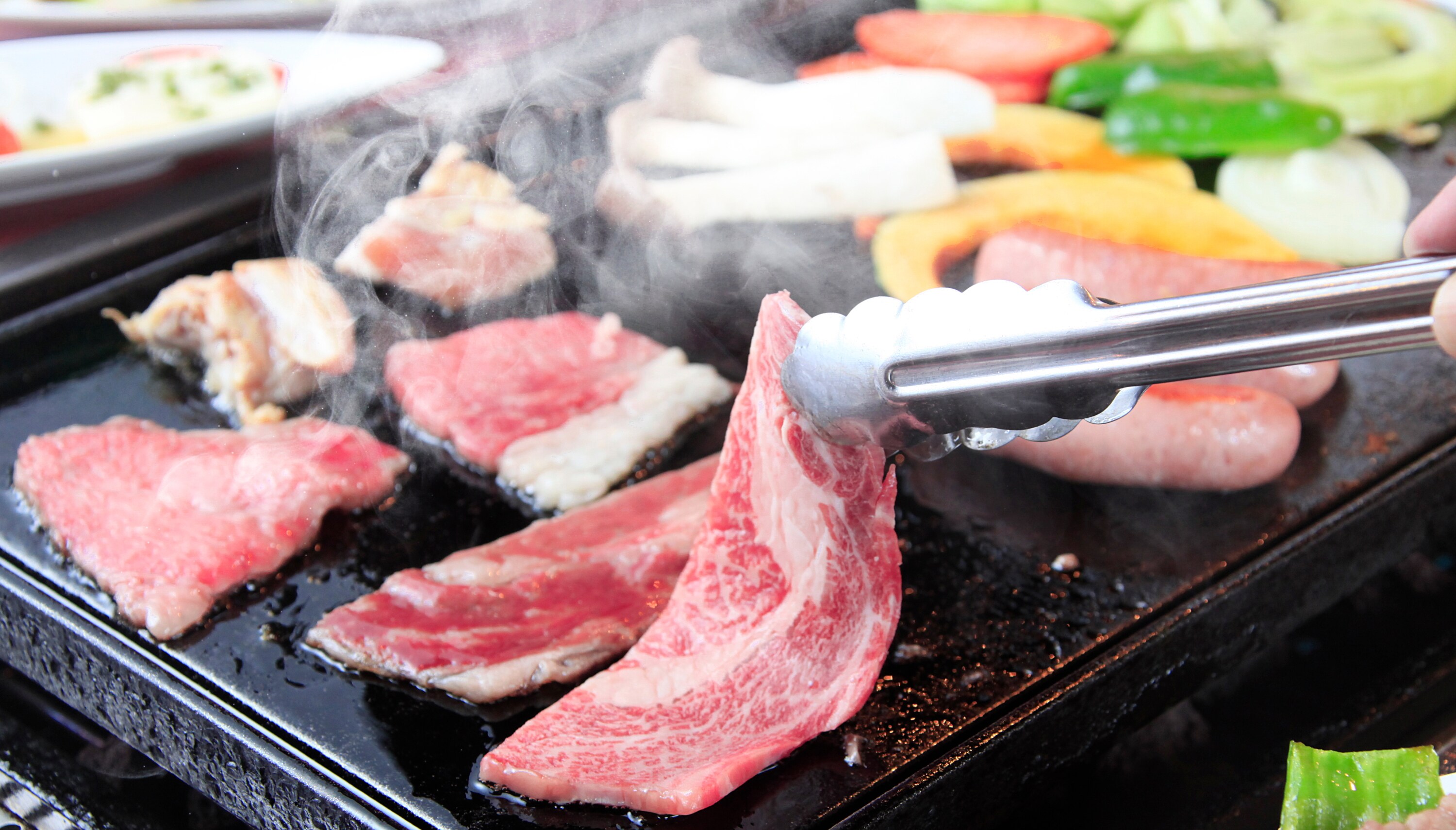 [Contoh makan malam] Nikmati daging panggang yang panas dan juicy yang disajikan di atas wajan besi cor.
