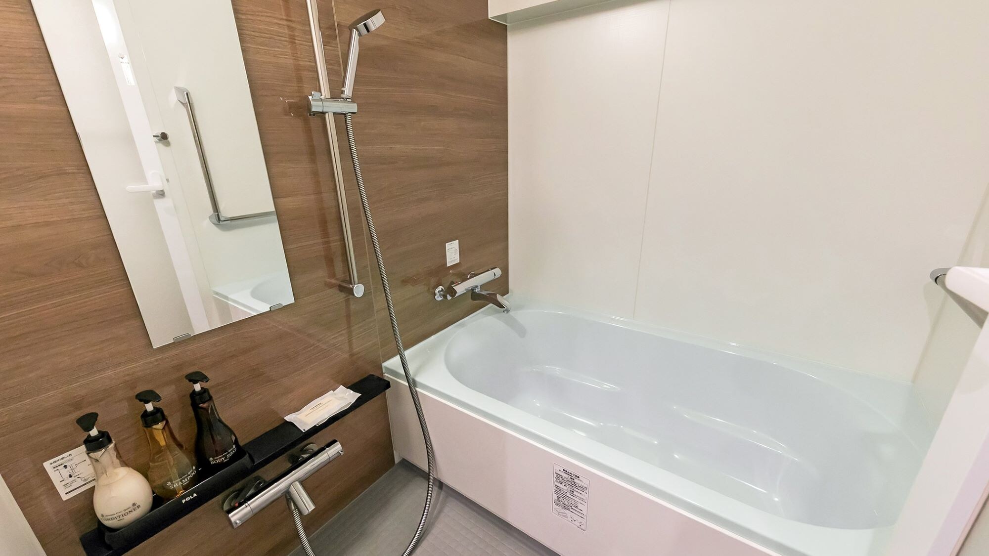 Guest room image: Deluxe twin room/bathroom