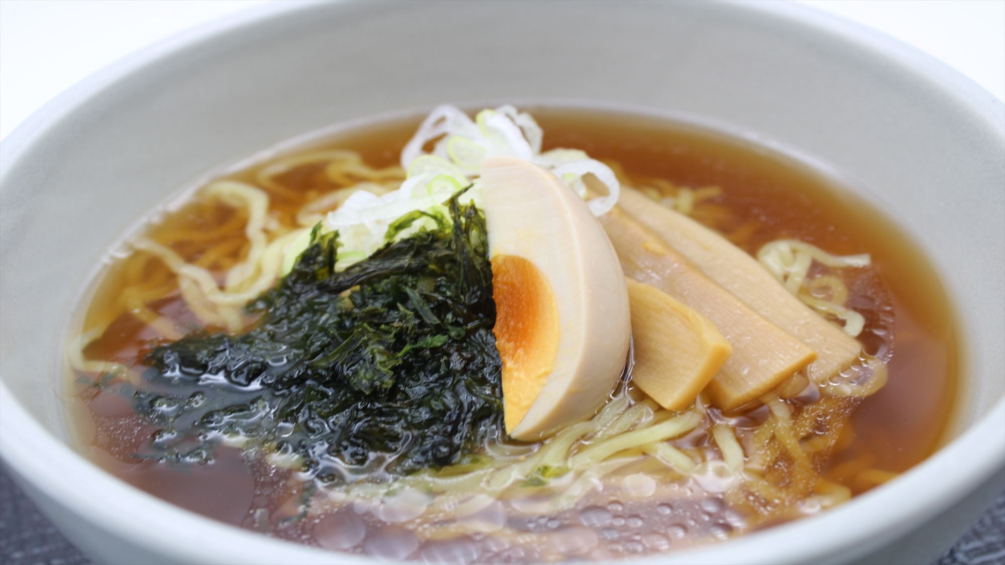◆Yonaki Soba 现在配有煮鸡蛋！请品尝我们焕然一新的 Yonaki Soba。