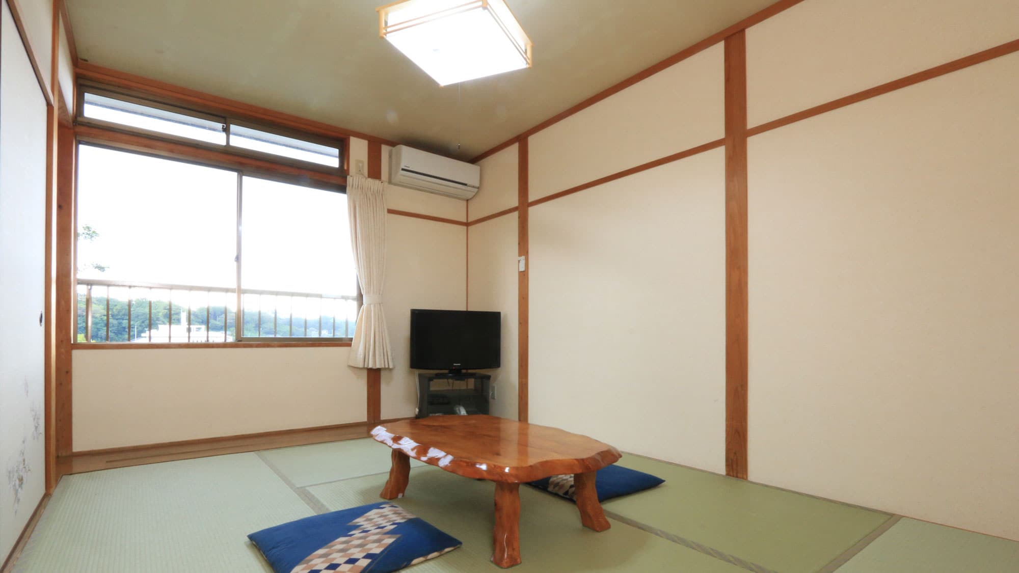 [Ruang bergaya Jepang dengan 8 tikar tatami] Karena tikar tatami sedikit lebih besar, ukuran ruangannya sekitar 10 tikar tatami.