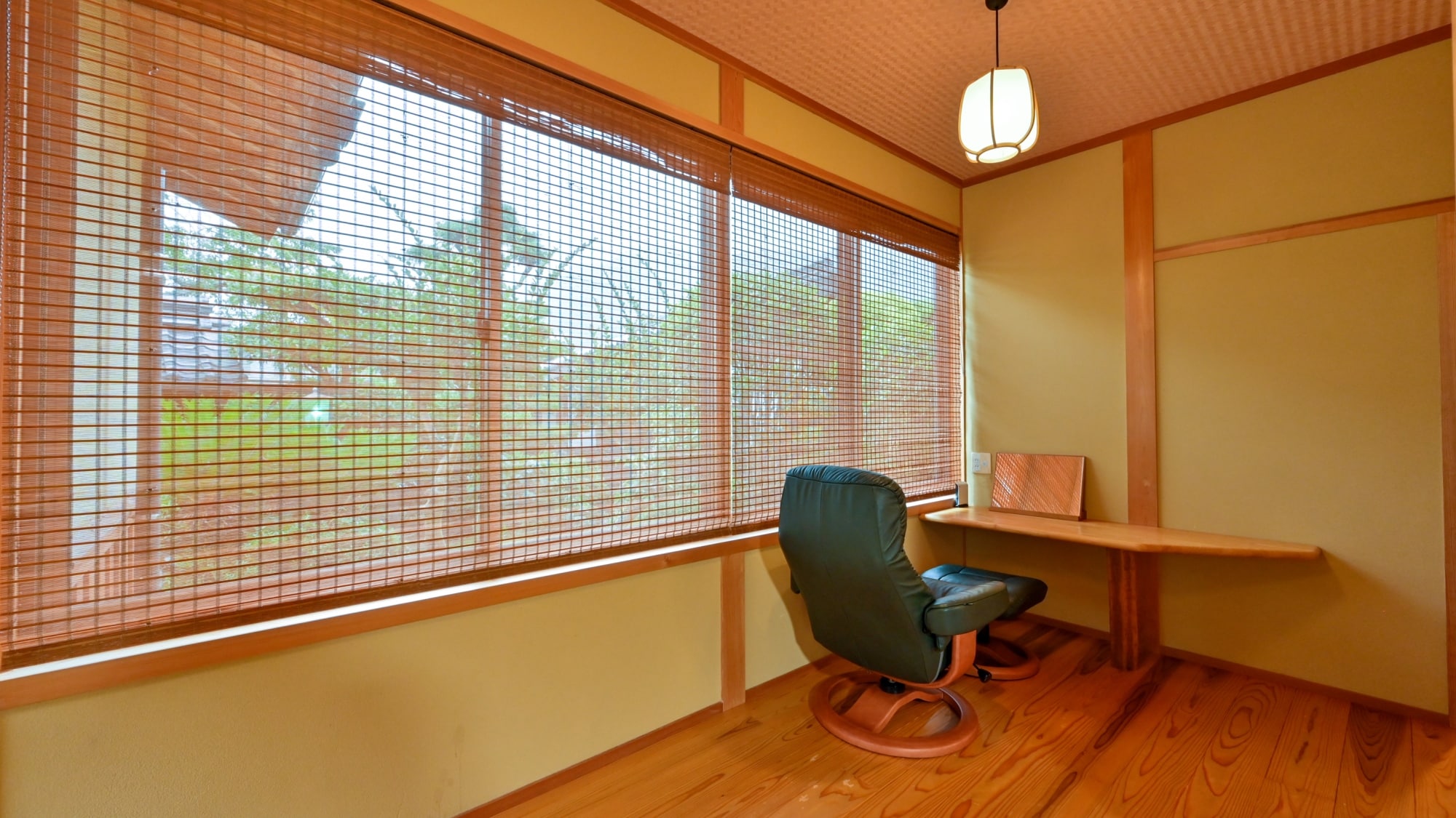 [Warakutei] Nagomi (special room, Japanese-Western room) - A relaxing space surrounded by the warmth of wood