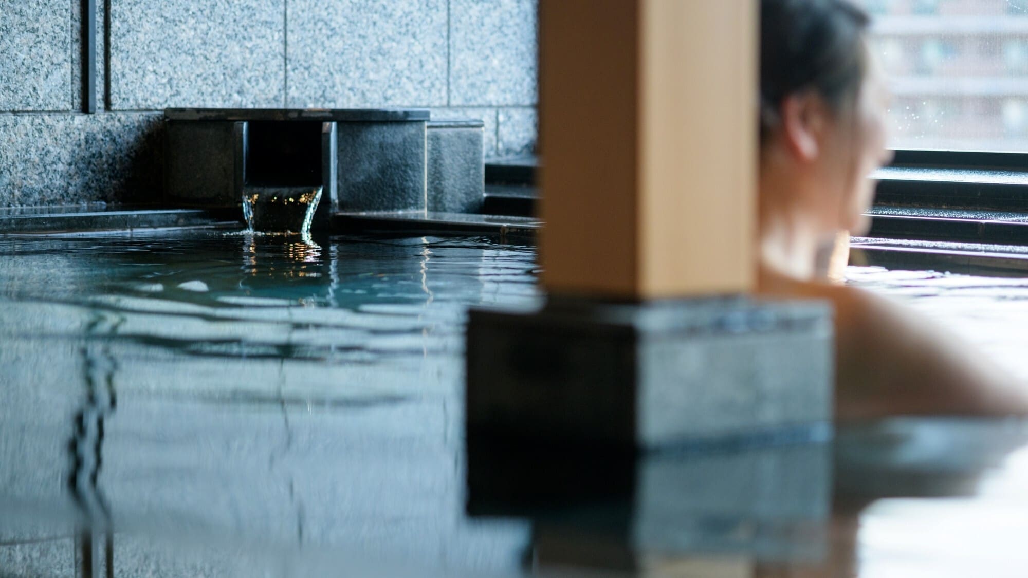 [Wa Onsen] "AI" Tận hưởng phòng xông hơi thiền và tắm nước lạnh trong khi ngắm nhìn đường sắt.