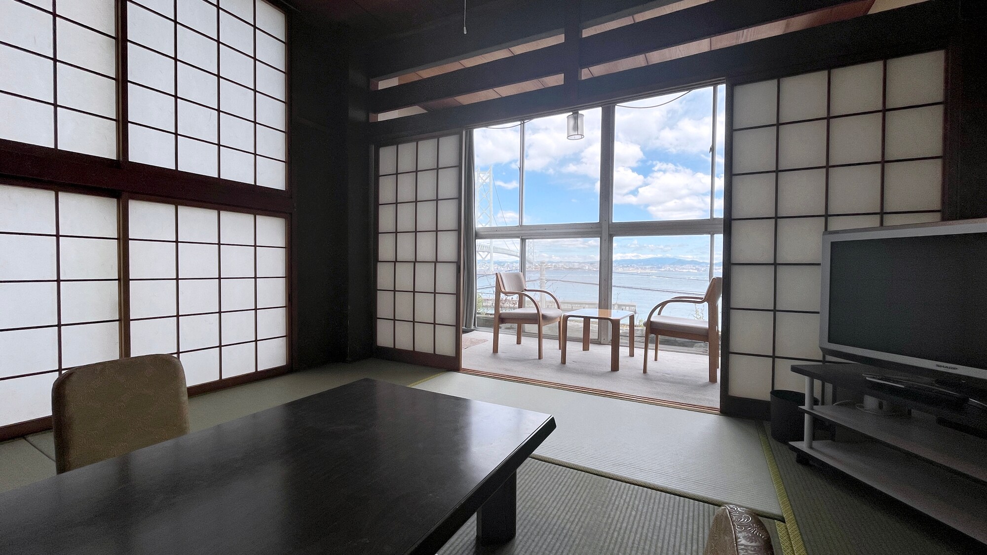 [Annex/Rooms] As with the main building, the rooms offer views of the Akashi Strait.