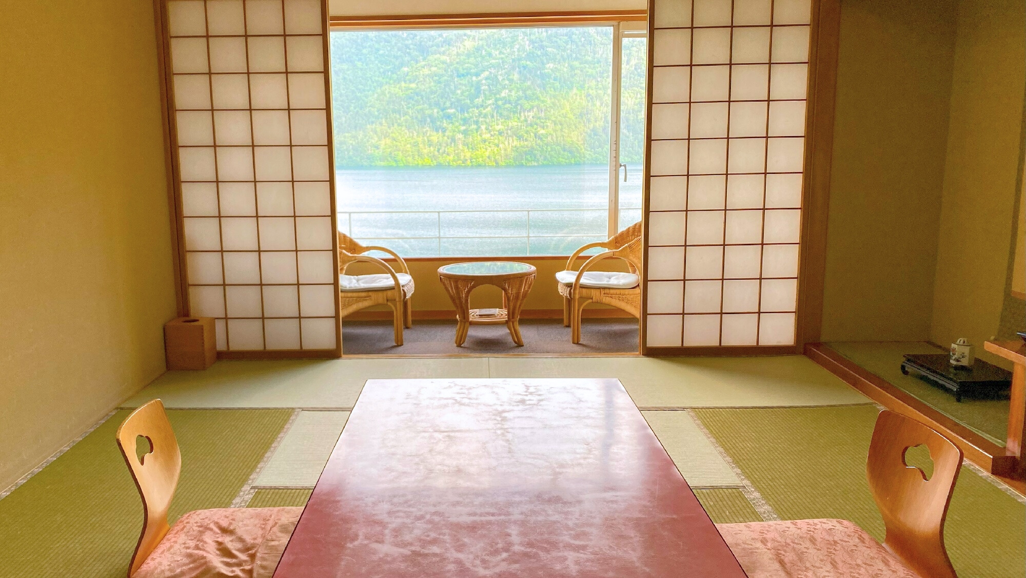 [10 tatami Japanese-style rooms] You can see the beautiful Lake Shikaribetsu from all rooms. (Example of a guest room)