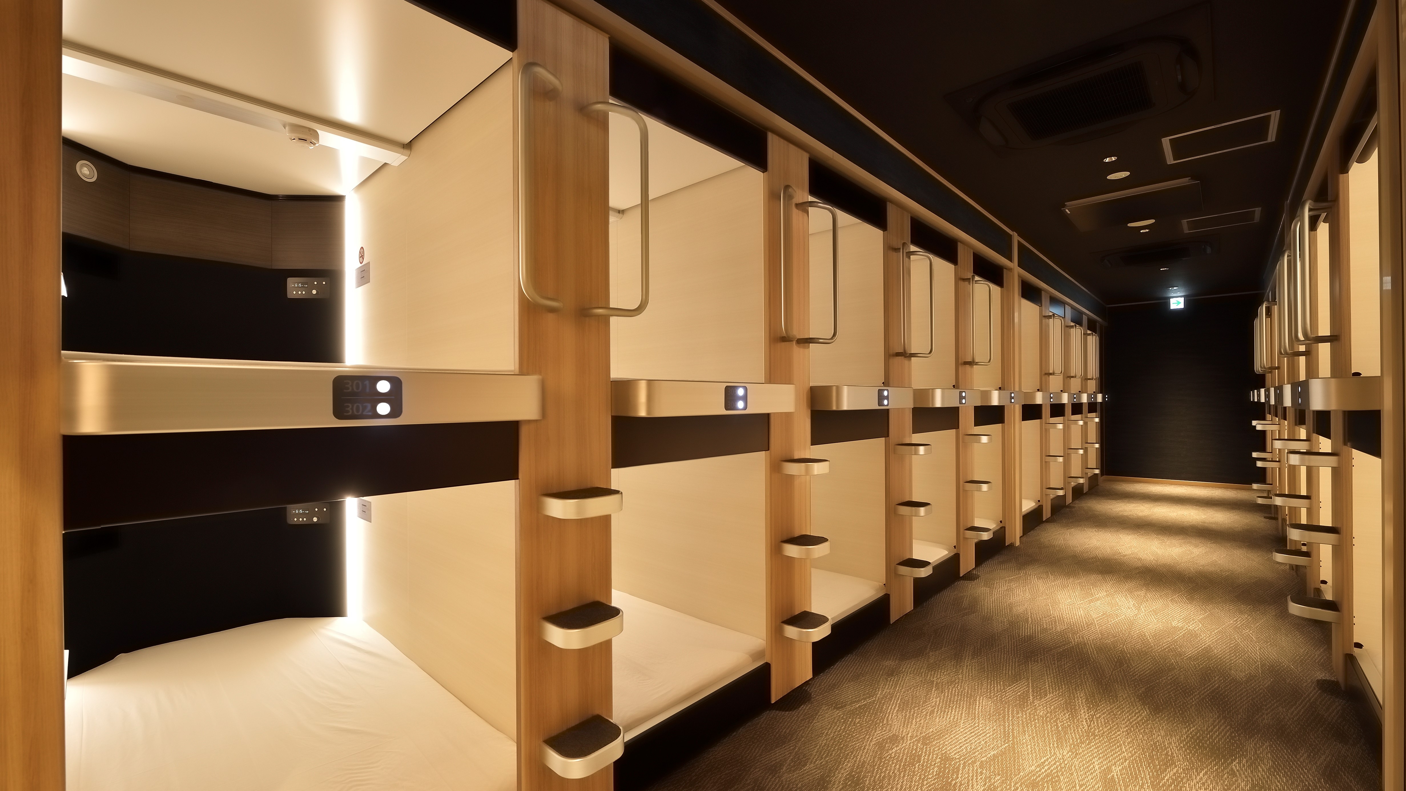 [中等舱（男性）] 配有 Kotobuki Seating 制造的胶囊床。