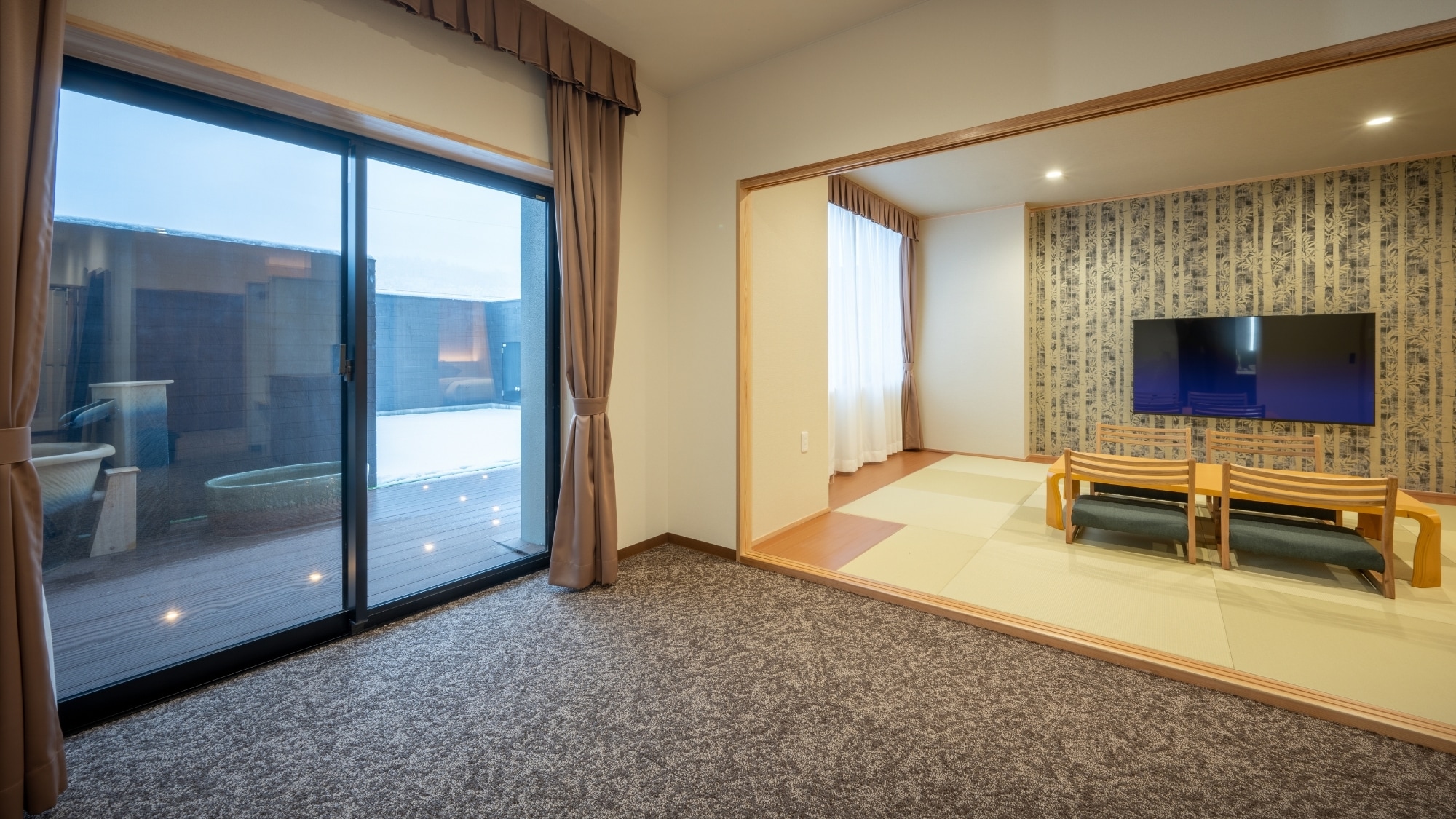 Our spacious and open rooms and dog run can comfortably accommodate up to four people plus your dog (ATAGO)