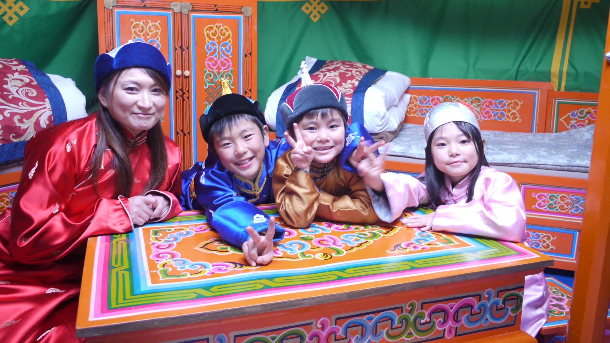 Take a commemorative photo in the room wearing a traditional costume.