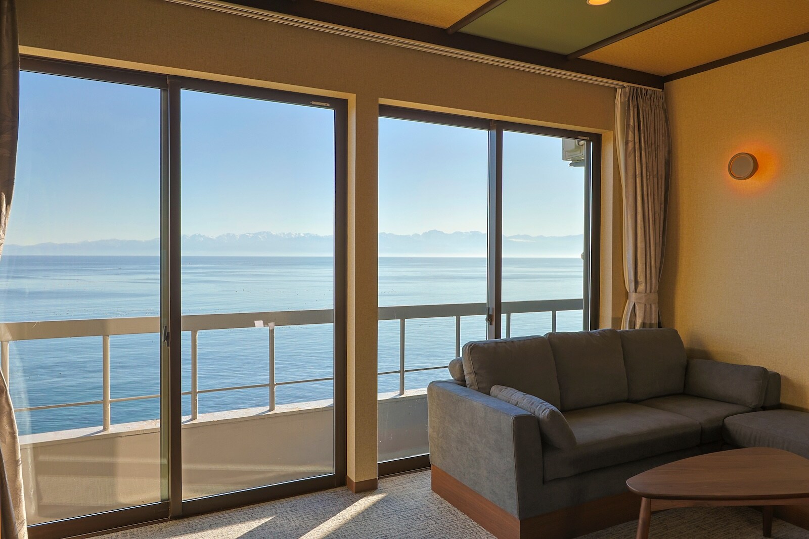 【新開幕】日式現代風格C房，從房間和浴室均可欣賞富山灣和立山山脈美景。