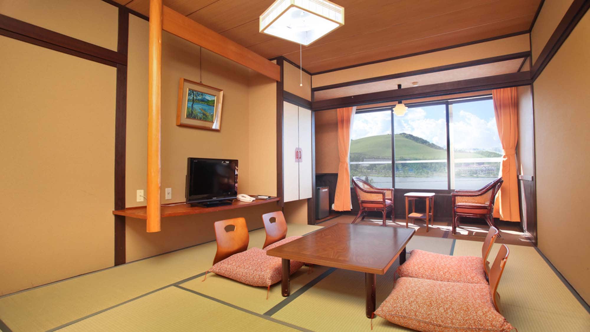 ・A room with a great view of Lake Shirakaba right in front of you, with a toilet [Japanese-style room in the main building]