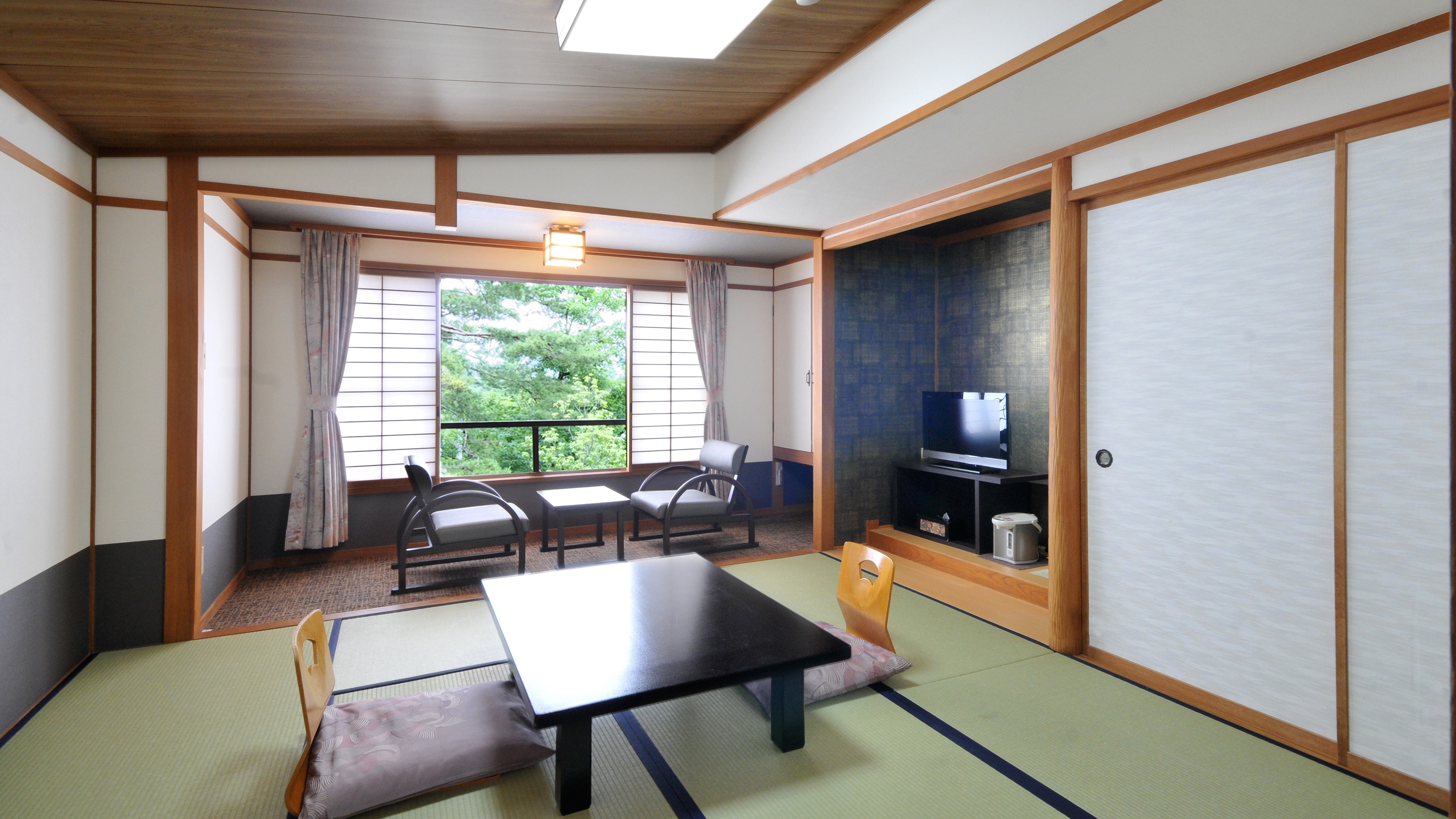 Japanese-style room 8 tatami mats * All rooms are non-smoking * Bath and toilet included
