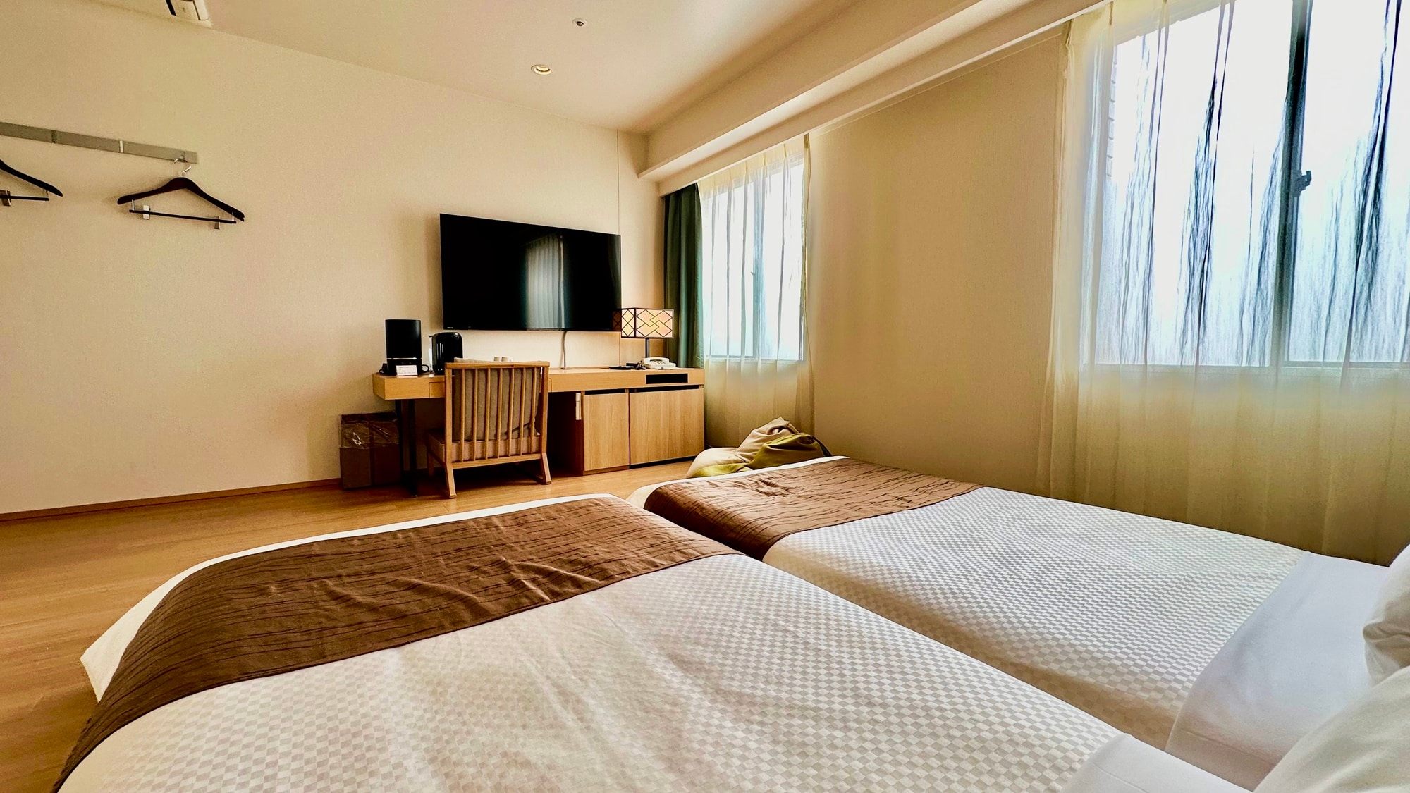 *[Stylish Twin] A 50-inch TV is installed in a room decorated in soft wood tones.