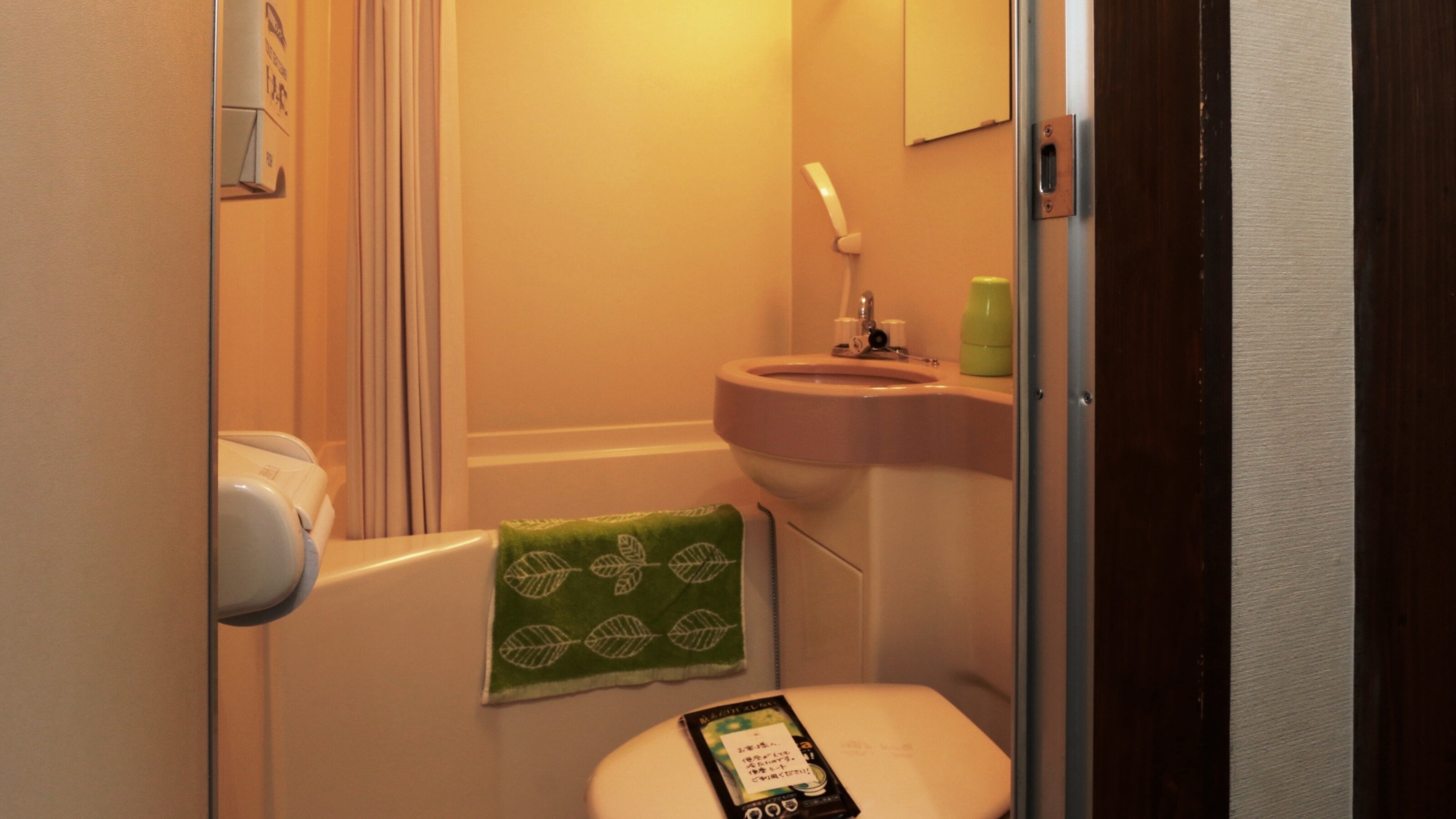 [Guest room] 6 tatami mat room with unit bath.