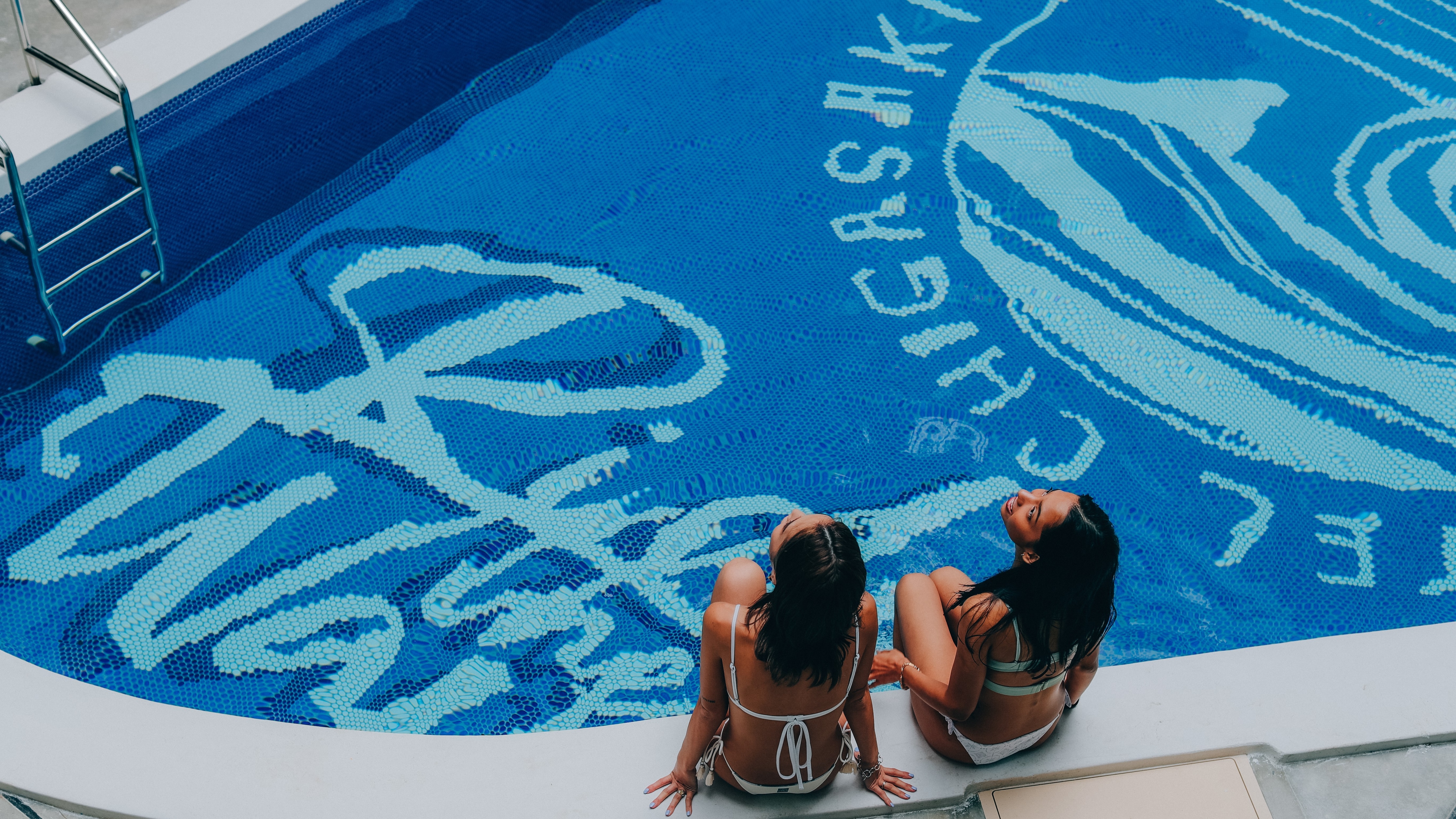 Photogenic poolside