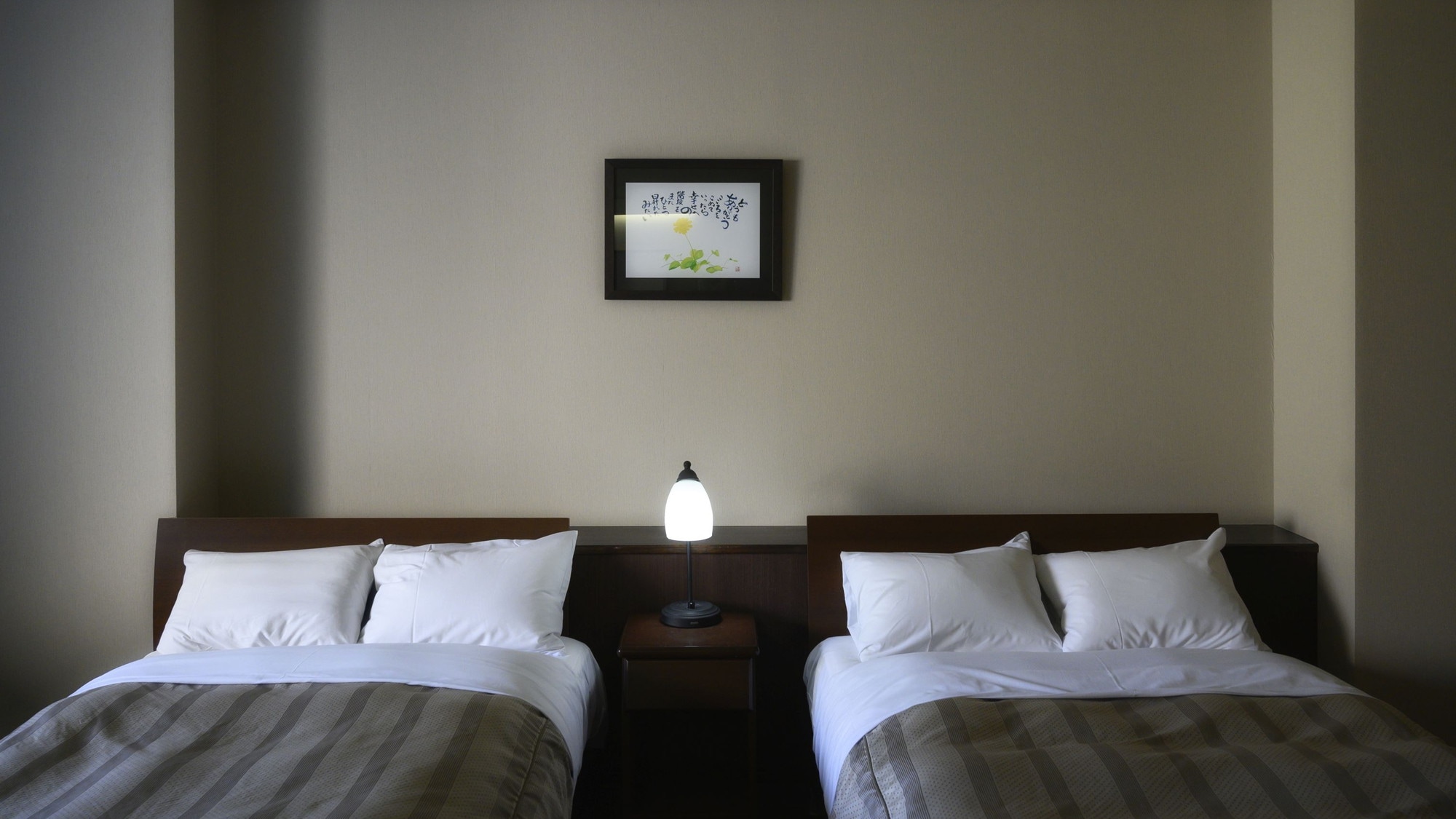 [ห้องหลัก / ห้องตะวันตก] ห้องเตียงแฝดสไตล์ตะวันตกที่ได้รับการปรับปรุงใหม่ให้เป็นสไตล์โมเดิร์นคลาสสิก คุณสามารถเพลิดเพลินกับความรู้สึกของรีสอร์ท