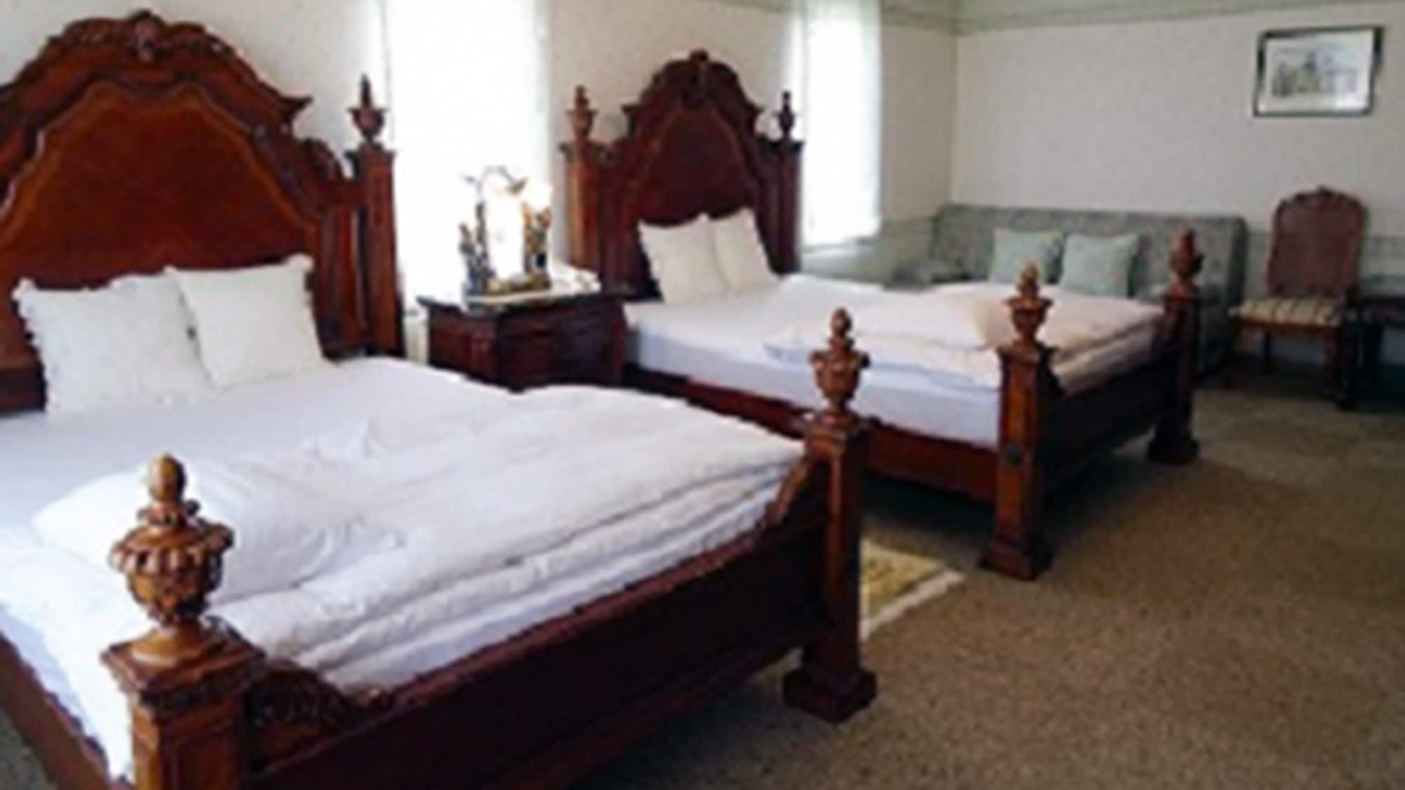 ・This is an example of a twin room.