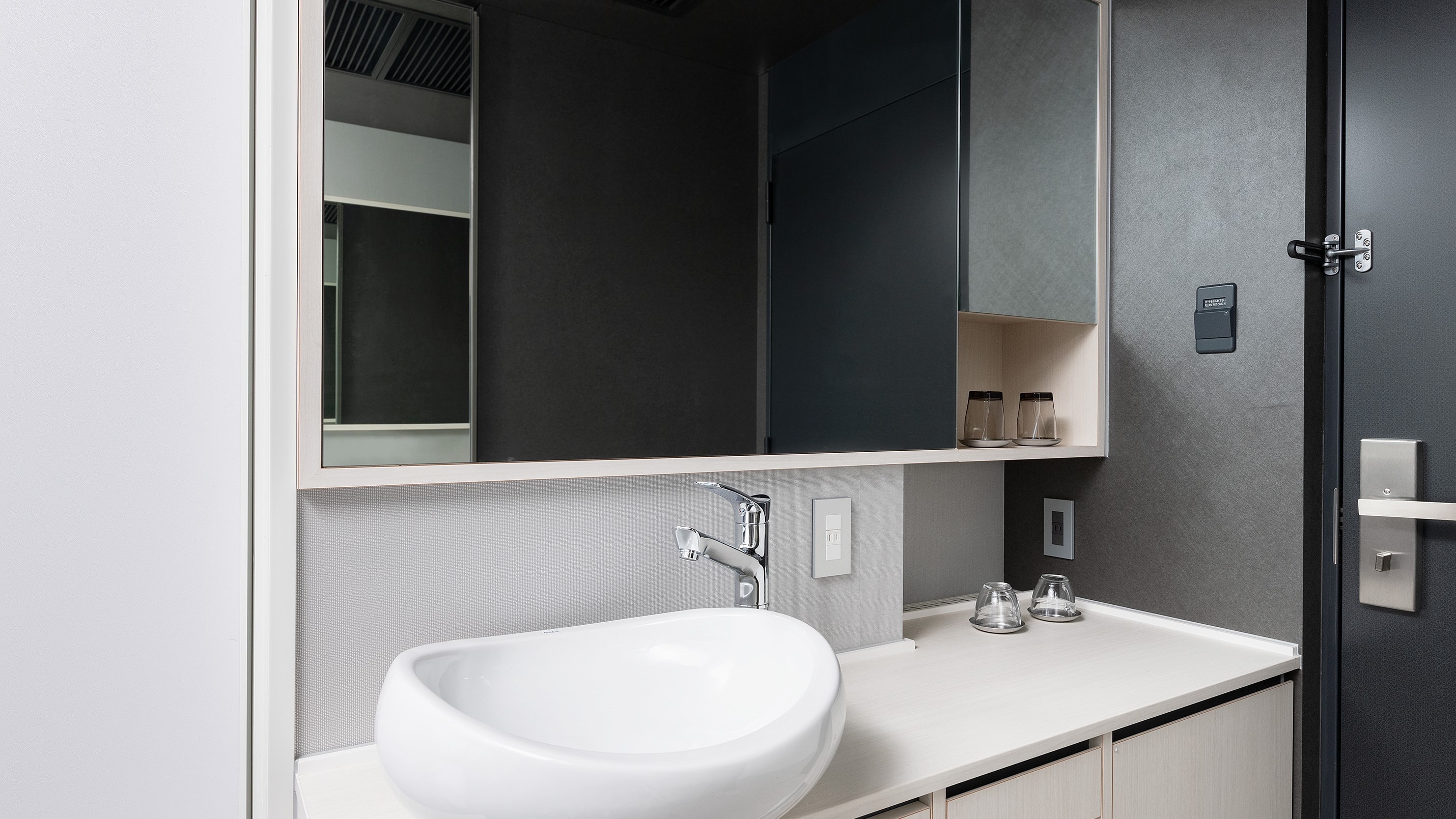 [Seaside double] The washbasin in the guest room is located right at the entrance