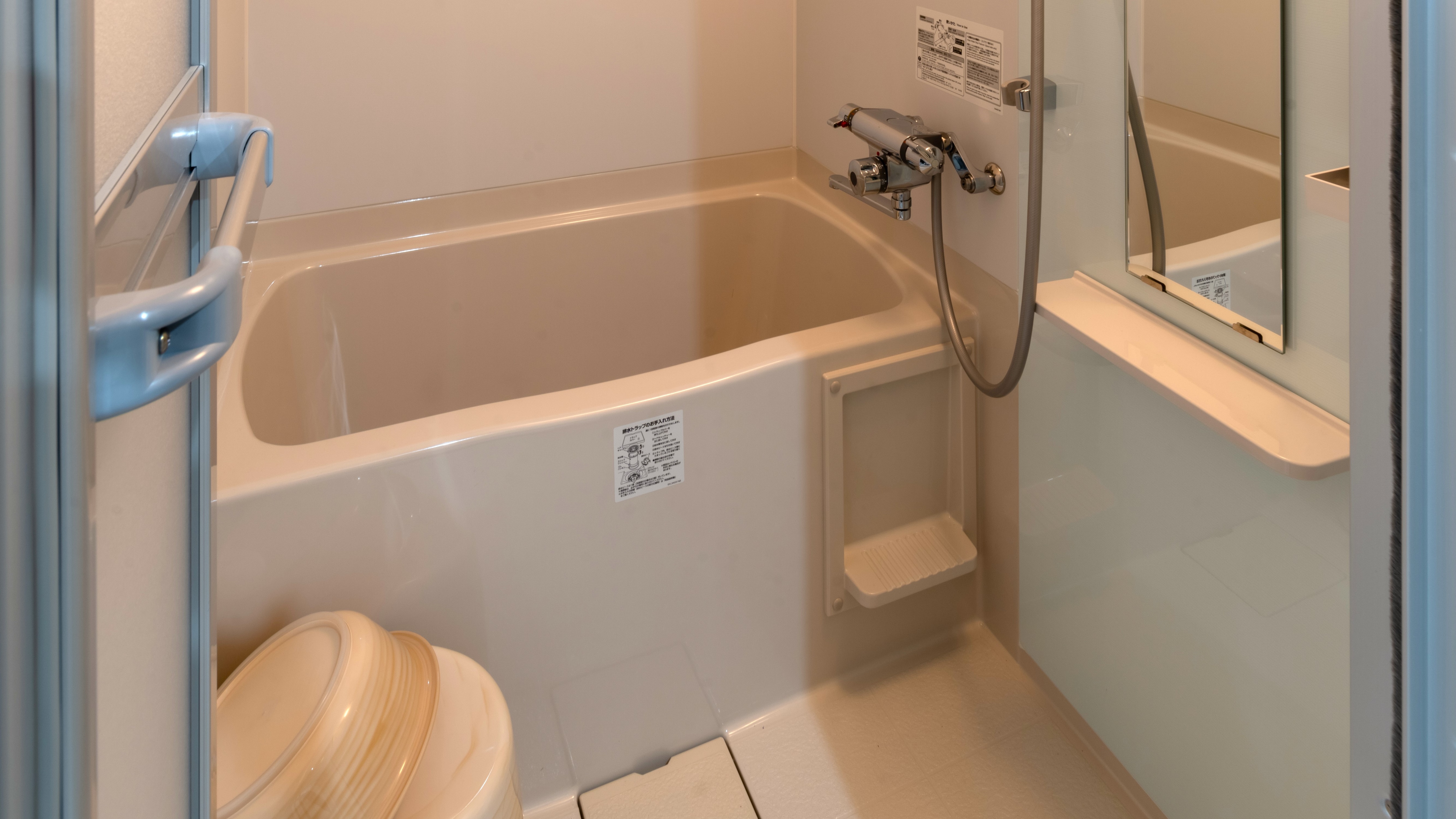 All rooms have a separate bath and toilet, and a bathroom with a washing area!