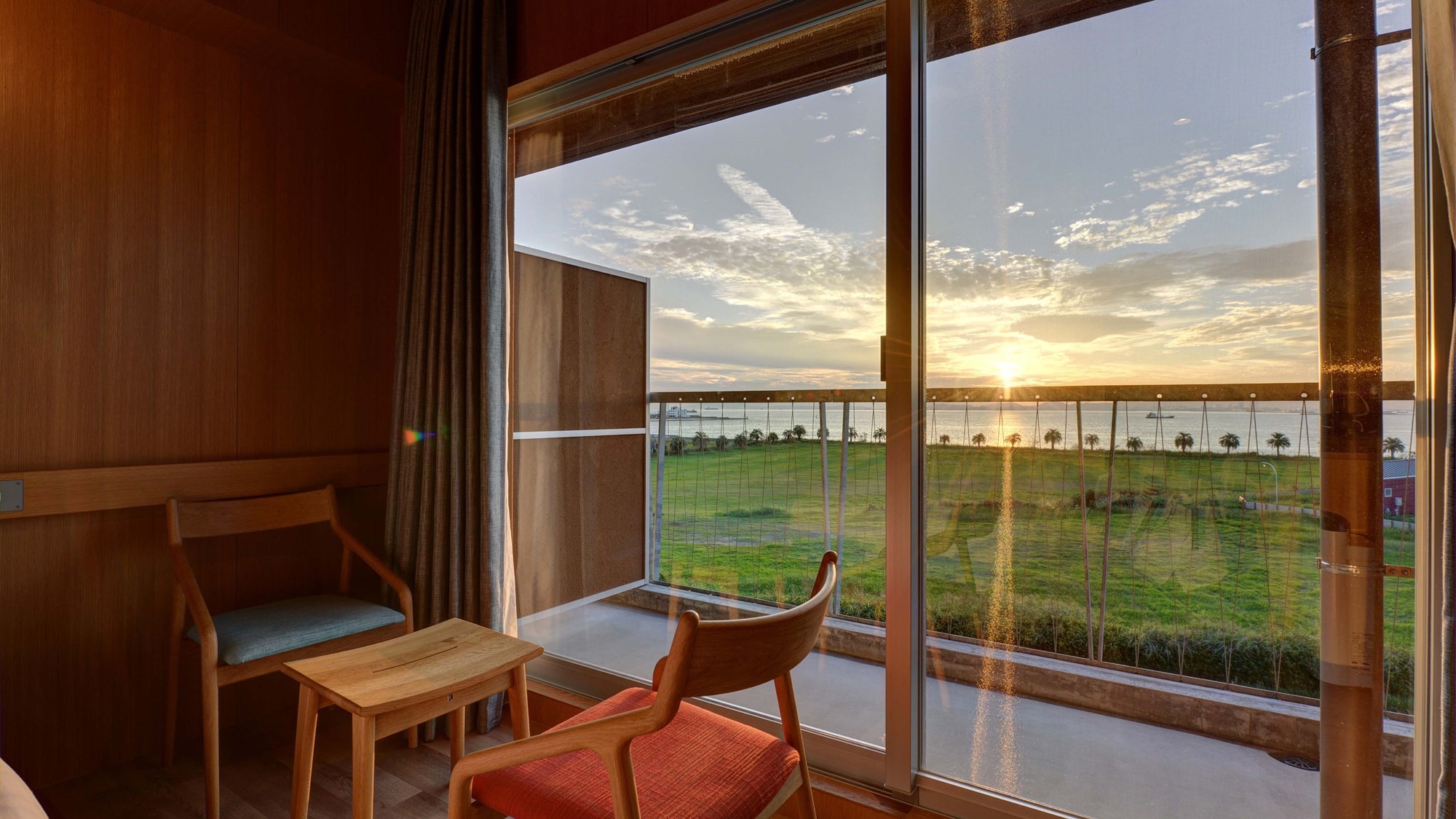 * [新樓鳥巢-日落景觀] 豪華客房，您可以在房間內欣賞被選為 100 處最佳日落之一的景色。