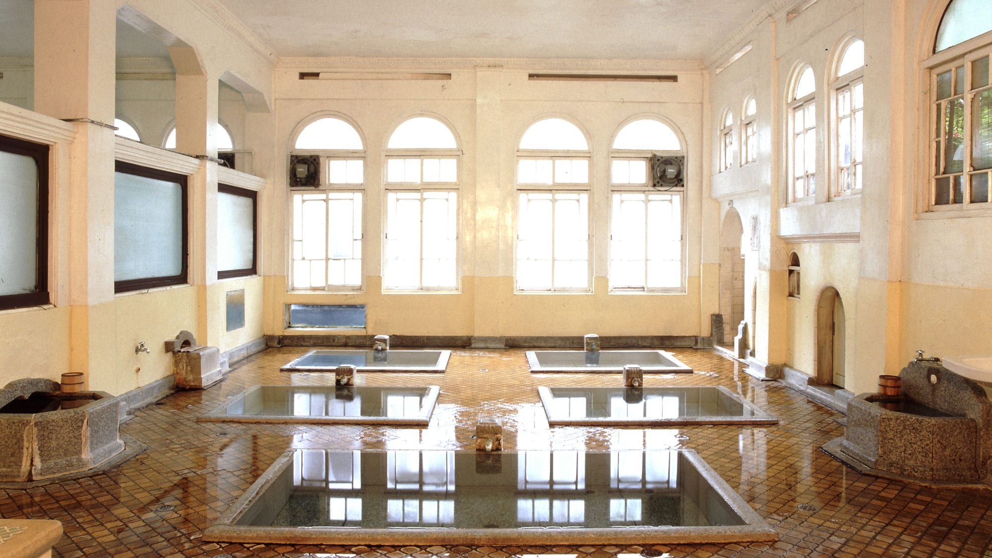 [Genroku-no-Yu] Built in 1929 and registered as a national cultural property. 100% natural hot spring water