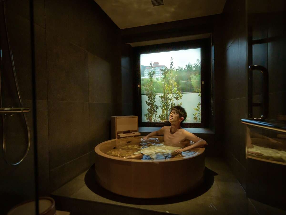[Forest Twin] With a semi-open-air bath of Hiba, you can enjoy the hot spring while being surrounded by greenery.