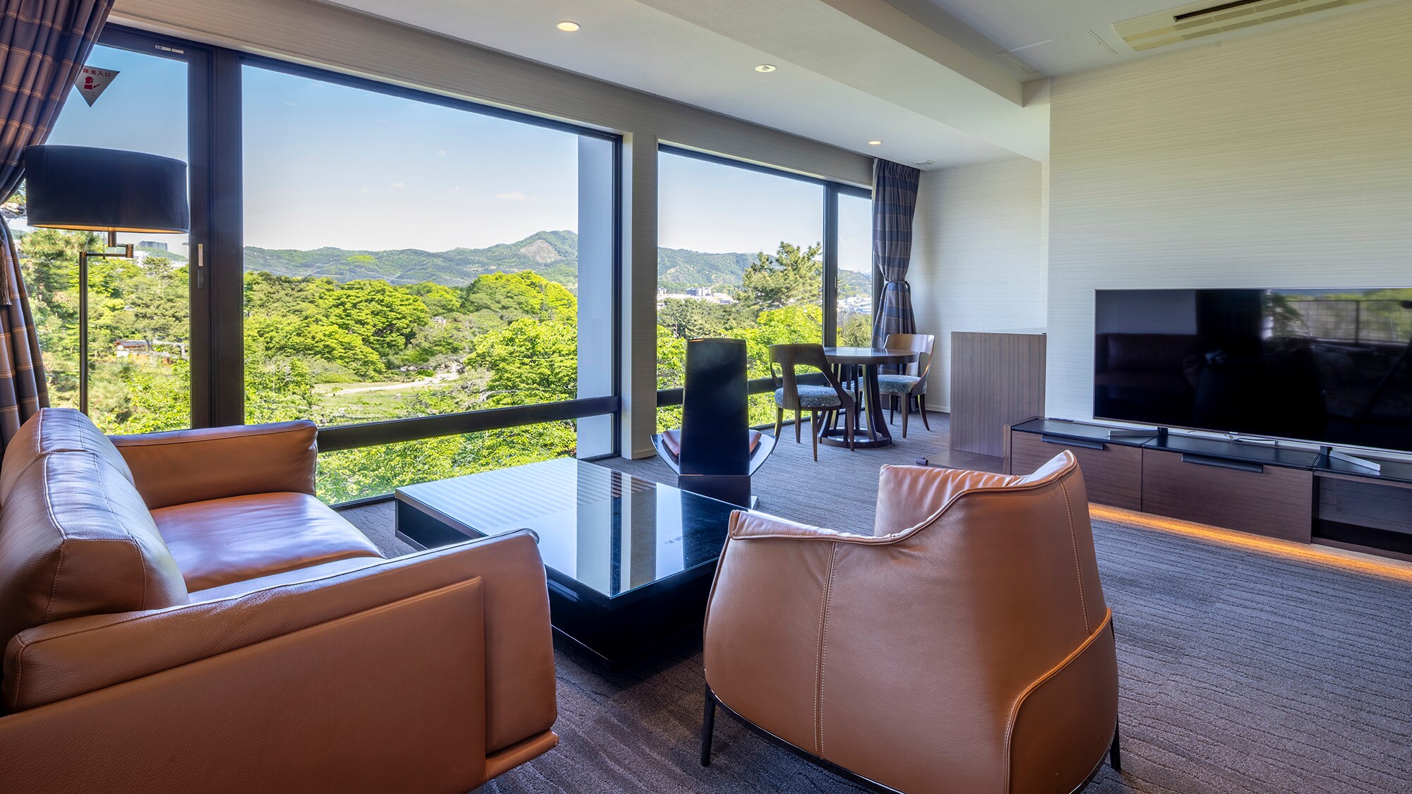 “ริเวอร์เวิร์ท สวีท” นอกหน้าต่างบานใหญ่ คุณสามารถเพลิดเพลินกับทิวทัศน์อันสวยงามของแม่น้ำคาโม ป่าไม้ทึบ และภูเขาที่มีหมอกสีม่วงในยามเช้า