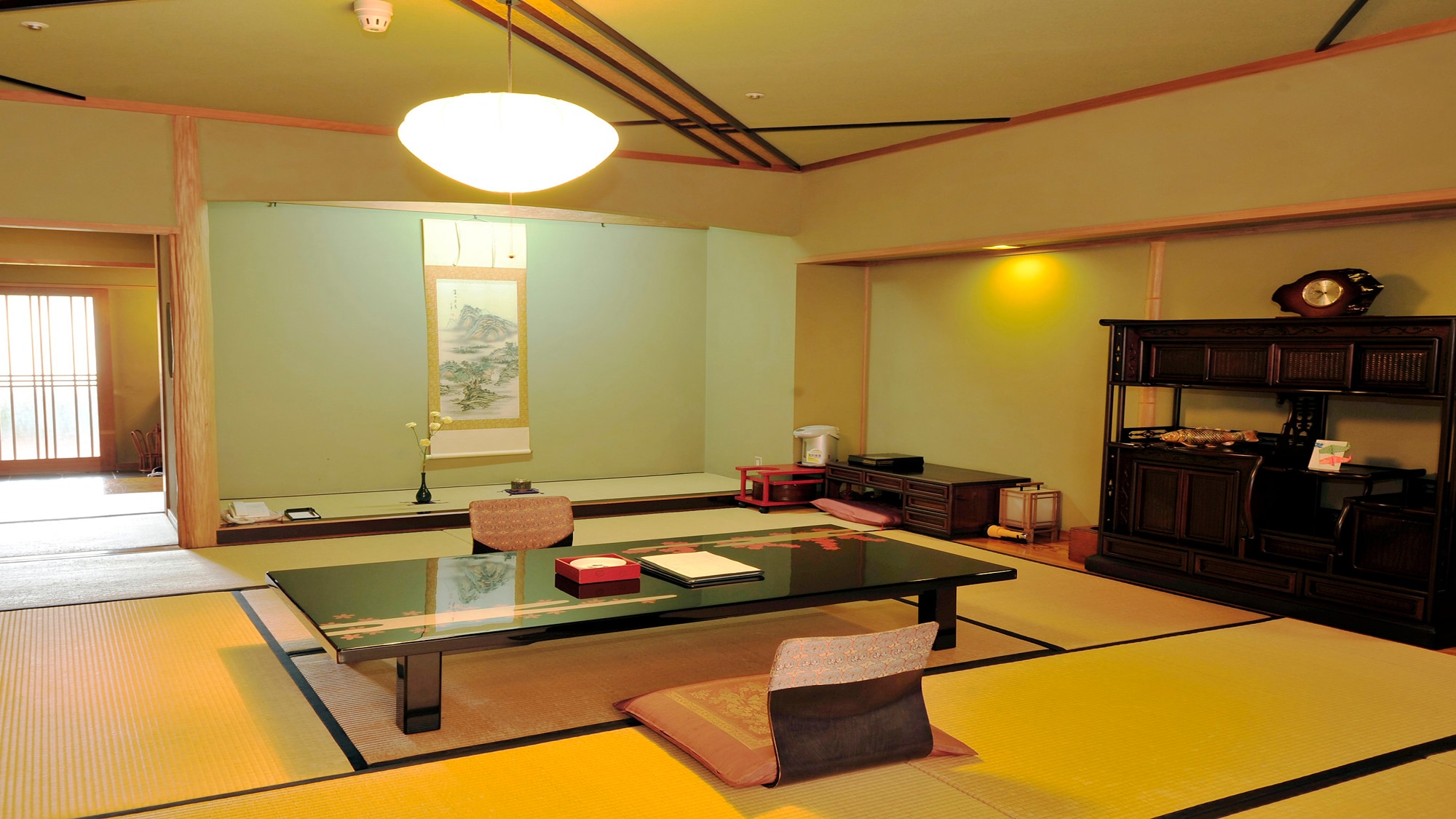 ◆ Japanese-style room (12.5 tatami mats) with wide rim