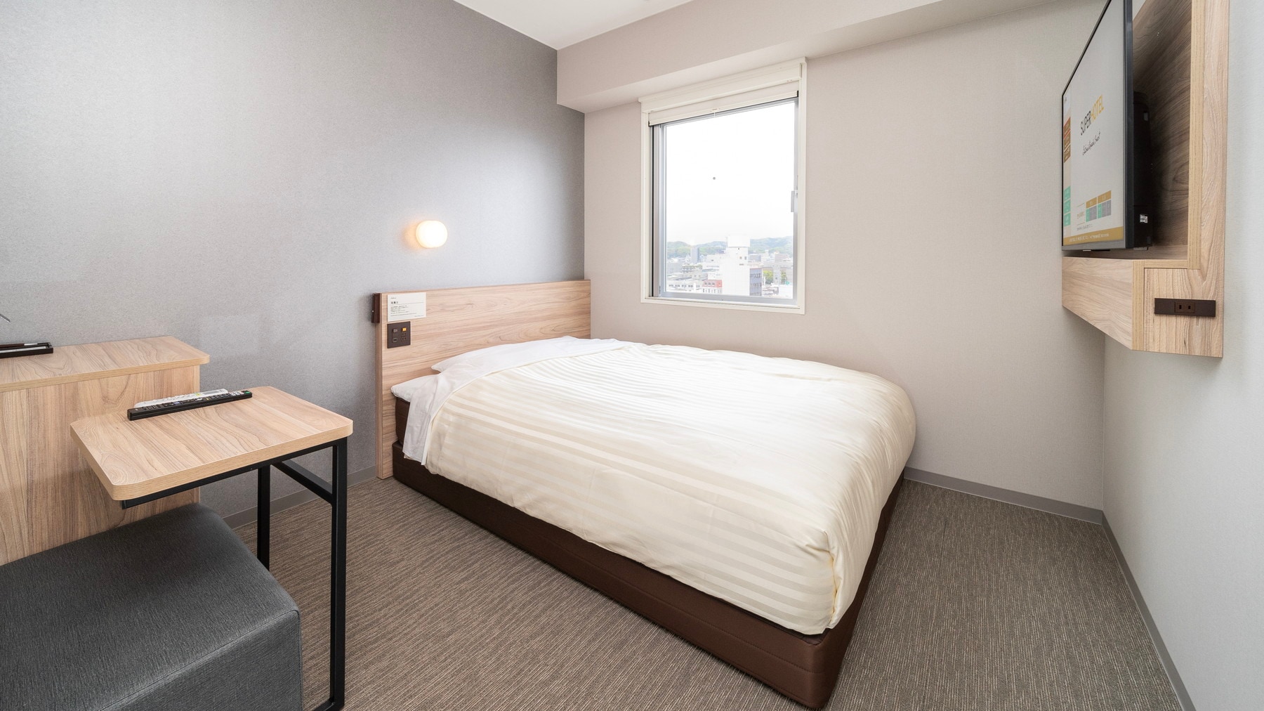 A 150cm wide bed and a mattress with just the right amount of firmness will ensure you a good night's sleep.