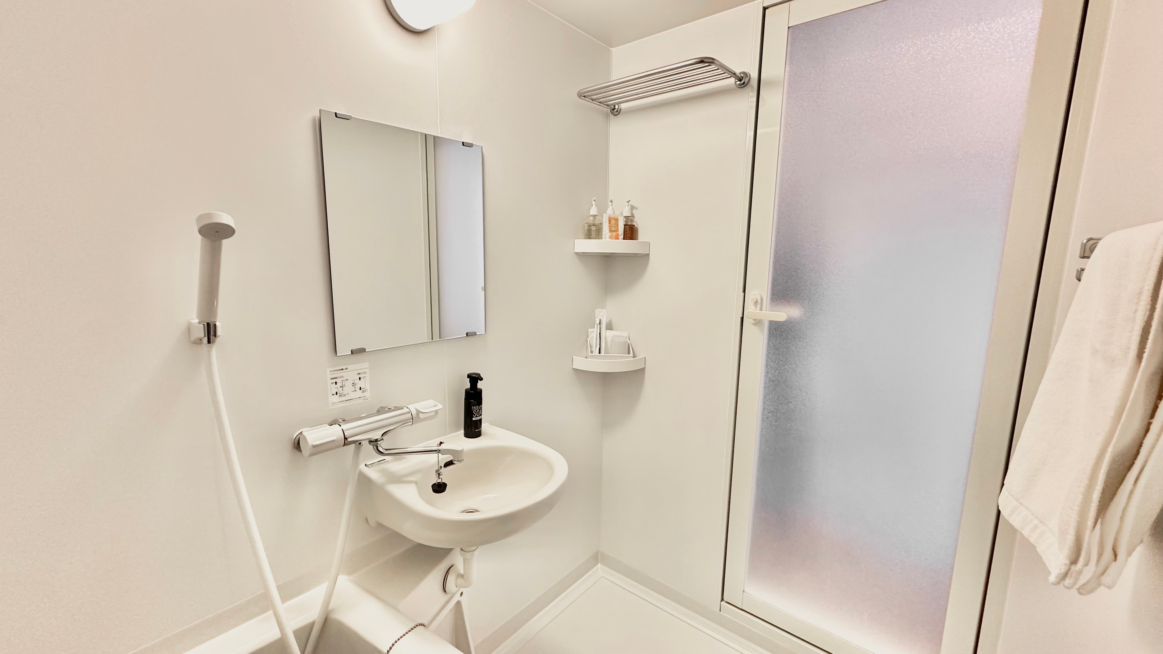 Non-smoking Standard Plus Single - Bathroom example