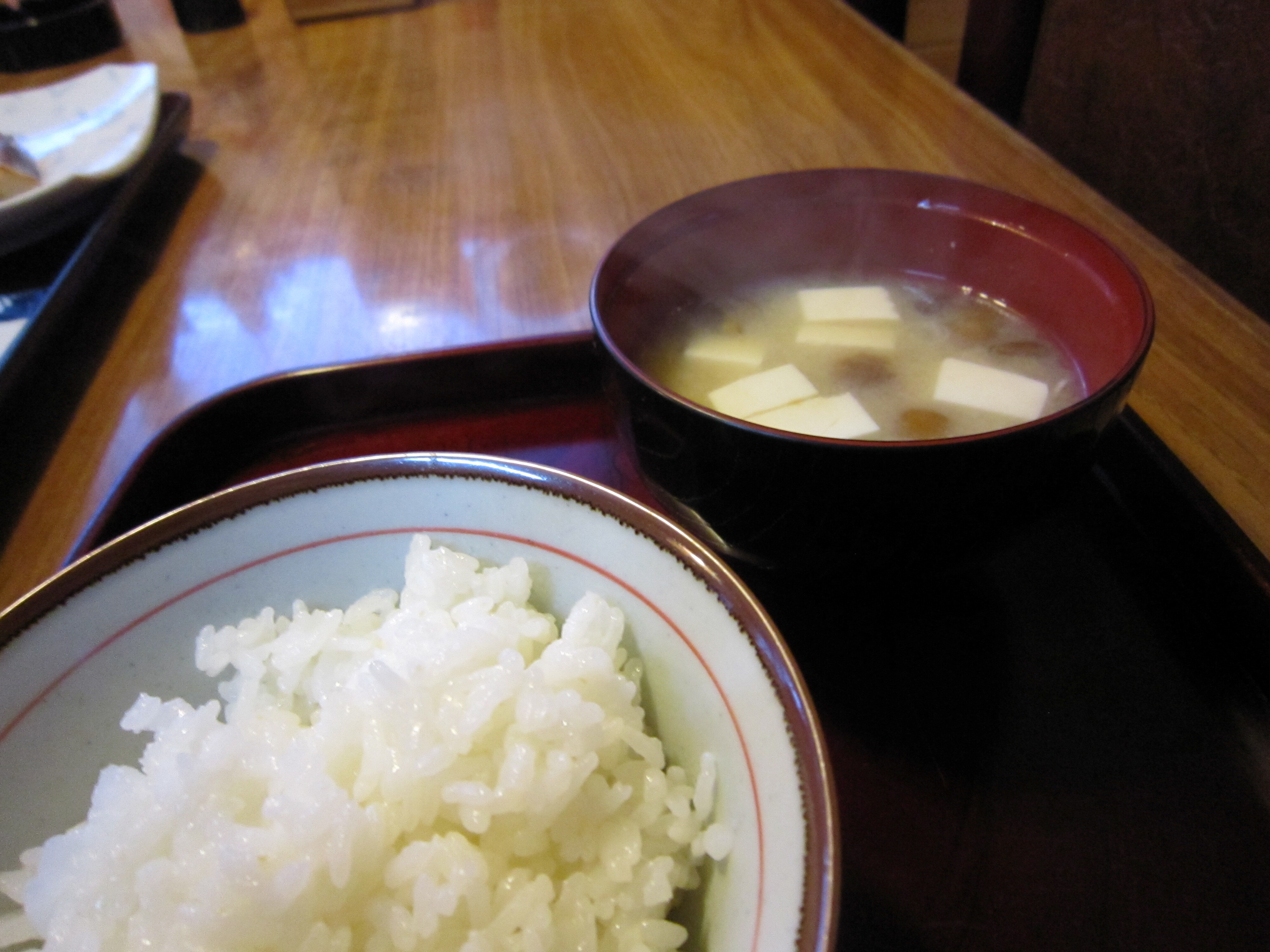 剛煮好的米飯和溫熱的味噌湯