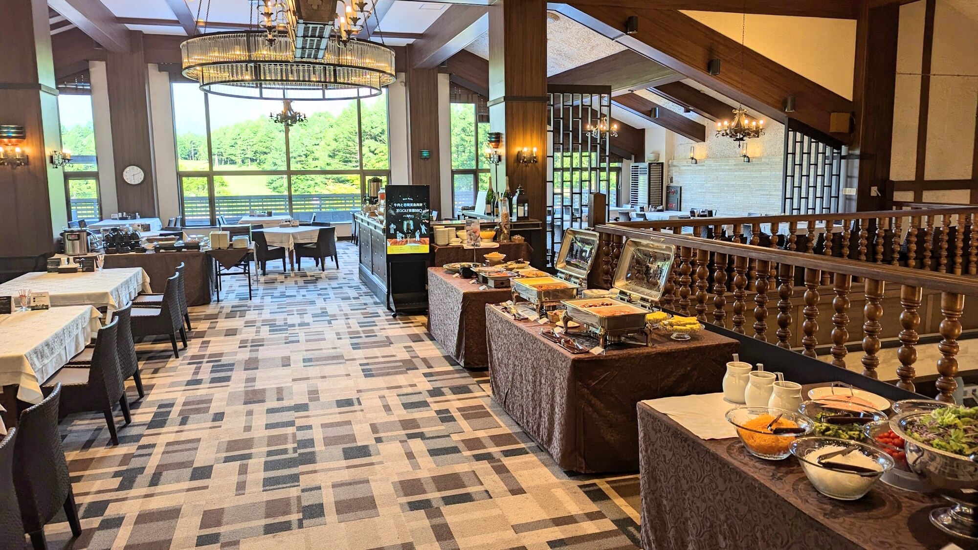 A breakfast buffet with a selection of Japanese and Western dishes *One example. A set menu may also be offered.