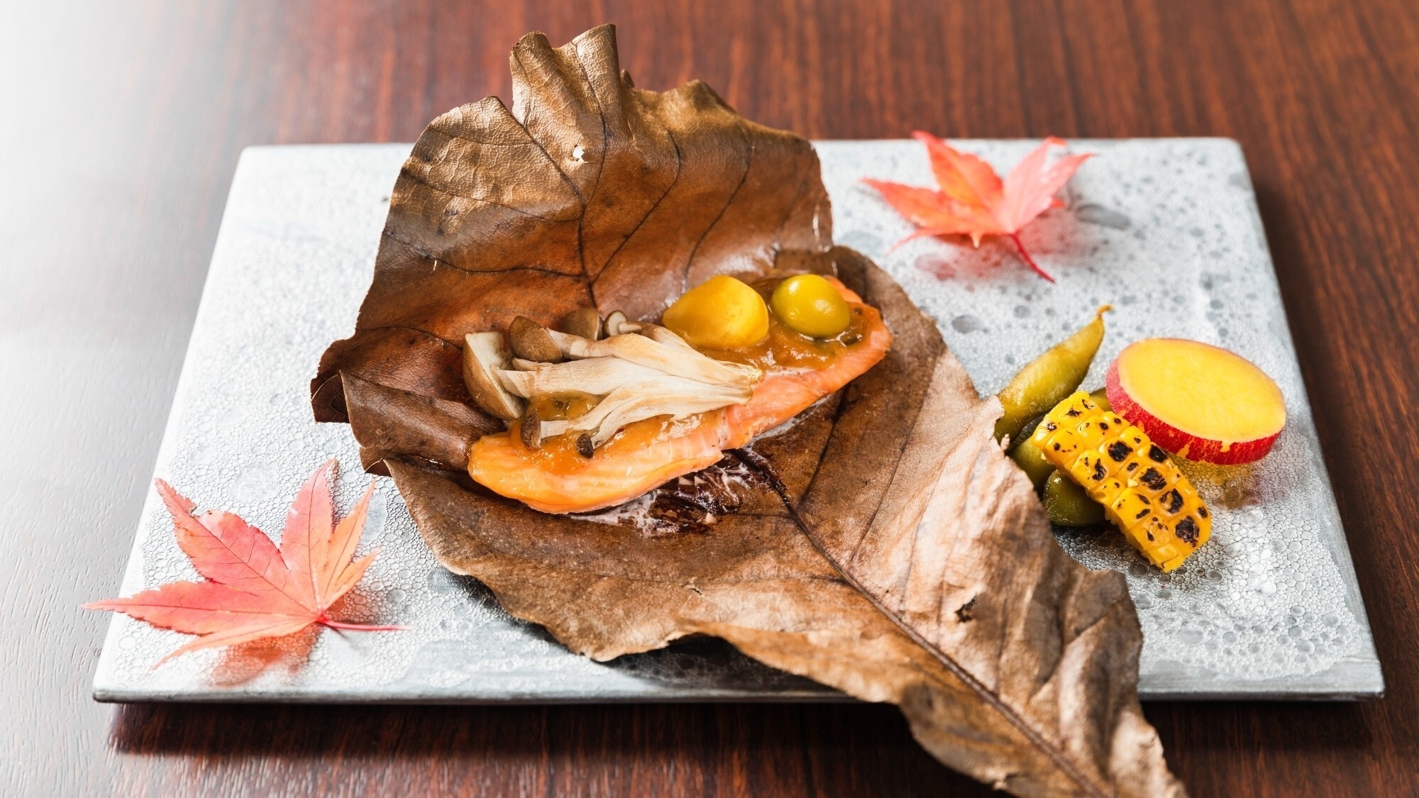 [Ví dụ về bữa tối] ``Aomori Salmon Hoba-yaki'' Cá hồi Aomori được nuôi trong làn nước trong vắt của Dãy núi Shirakami, một di sản thế giới, được phục vụ ở Hoba-yaki.