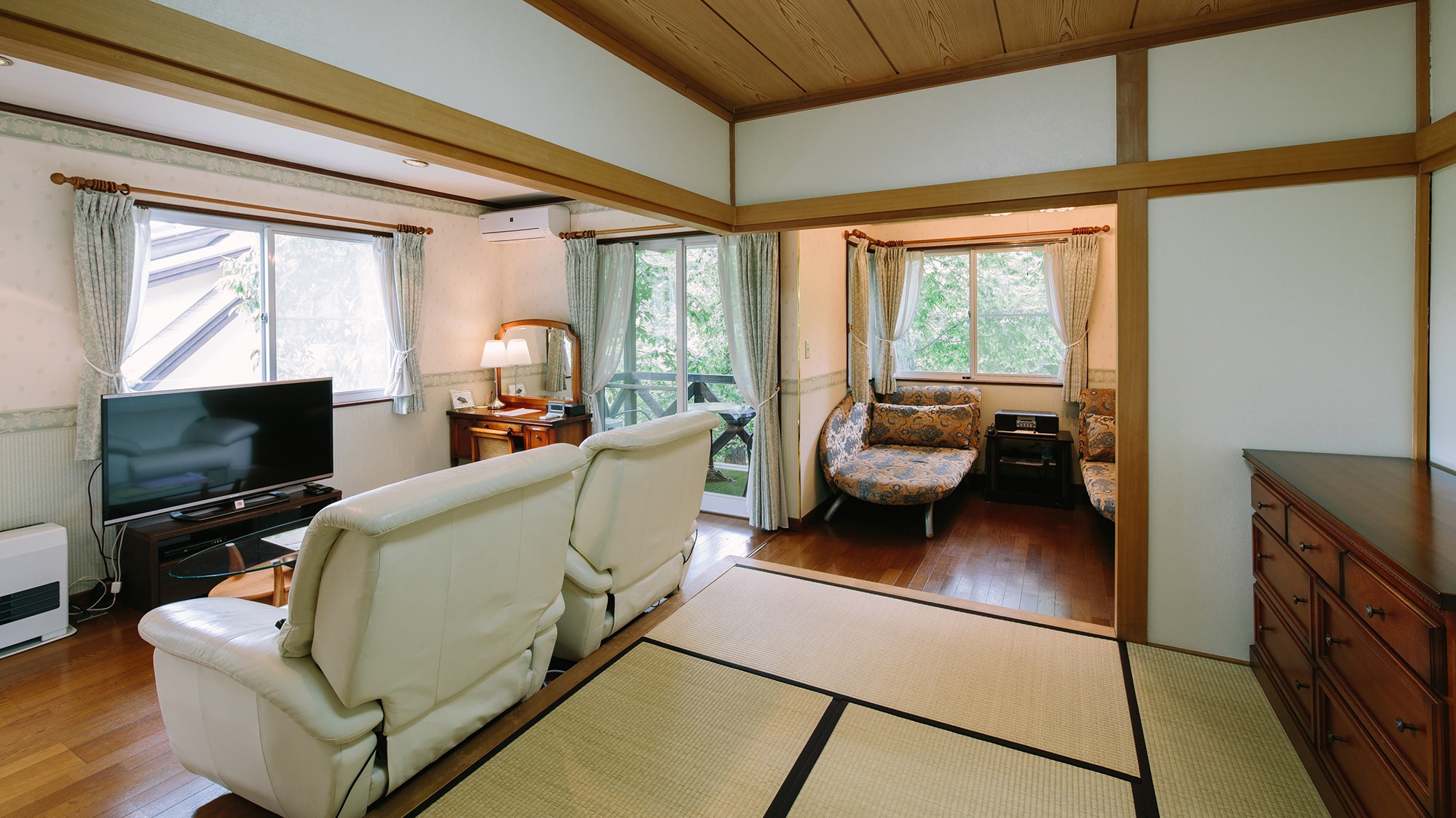 All rooms are over 40㎡. An example of a clean and spacious room. There is also a Japanese-style room, which is popular with children ♪