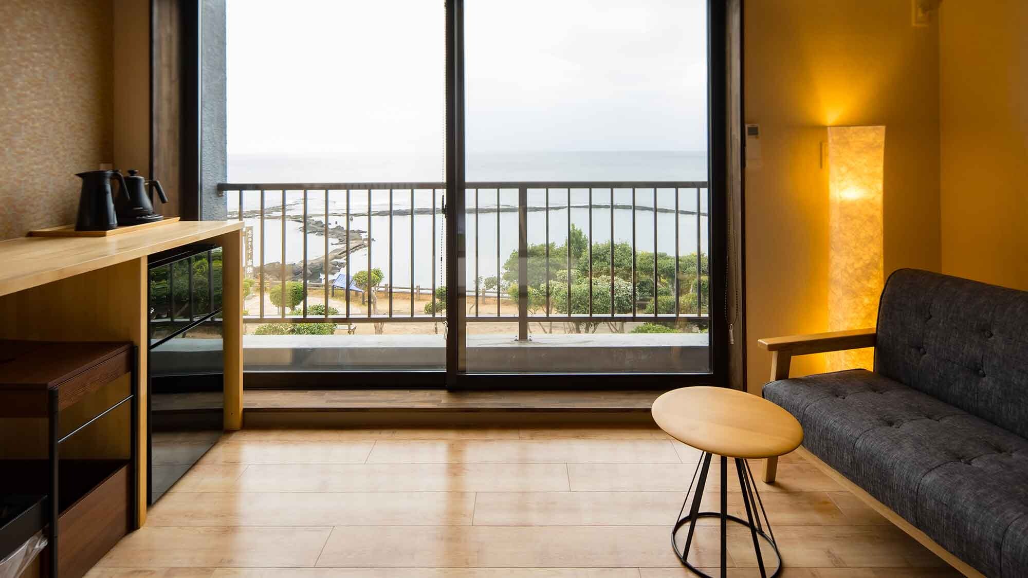 ・【面向大海的日西合璧式房間示例】從現代風格的客廳可以看到美麗的地平線